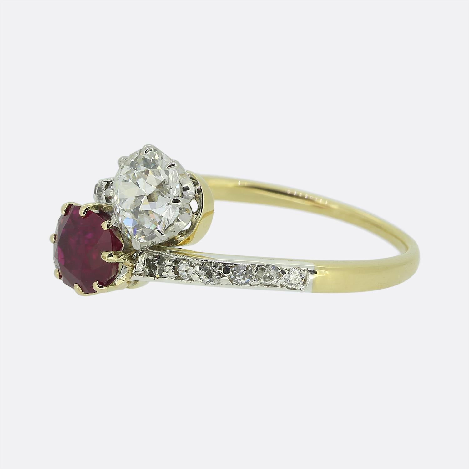 Hier haben wir einen fabelhaften exquisiten edwardianischen Crossover-Ring. Das Design besticht durch die Gegenüberstellung eines Rubins im Ovalschliff, der in einem tiefen Rot leuchtet, und eines Diamanten im alten europäischen Schliff, der in