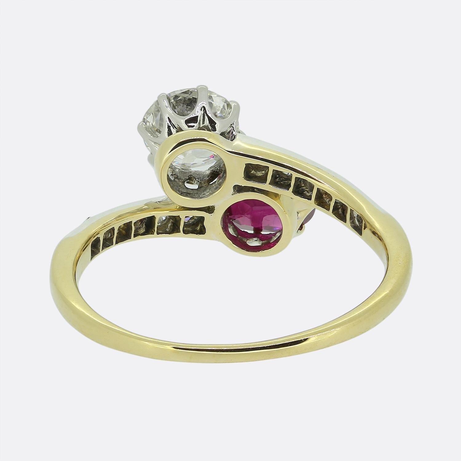 Edwardianischer Rubin- und Diamantring mit zwei Steinen im Crossover-Design im Zustand „Gut“ im Angebot in London, GB