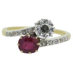 Edwardianischer Rubin- und Diamantring mit zwei Steinen im Crossover-Design