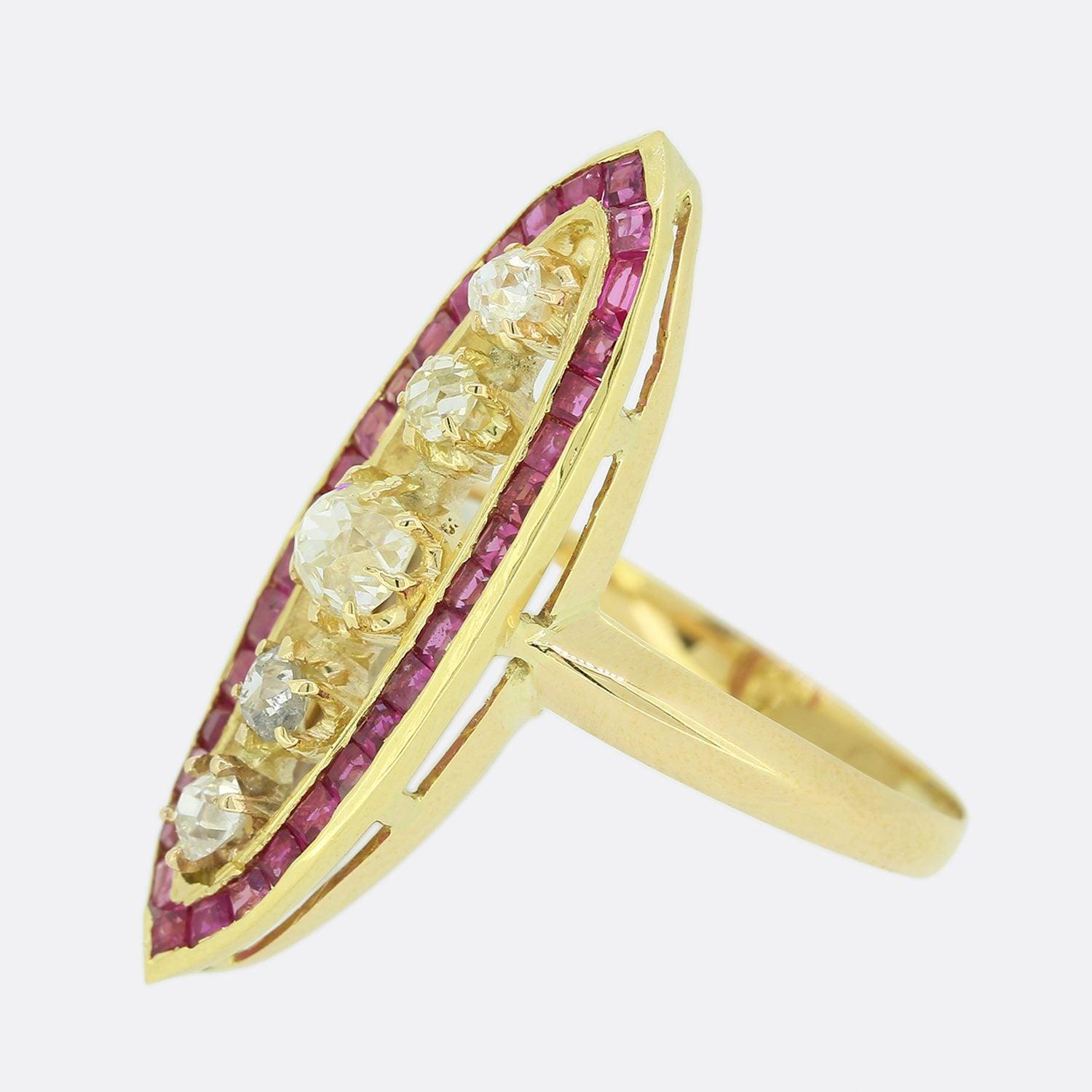 Il s'agit d'une impressionnante bague édouardienne en rubis et diamants. Il comporte cinq diamants de taille ancienne au centre, entourés d'une bordure de rubis taillés en calibre. La bague navette a été fabriquée en or jaune 18ct et était un style