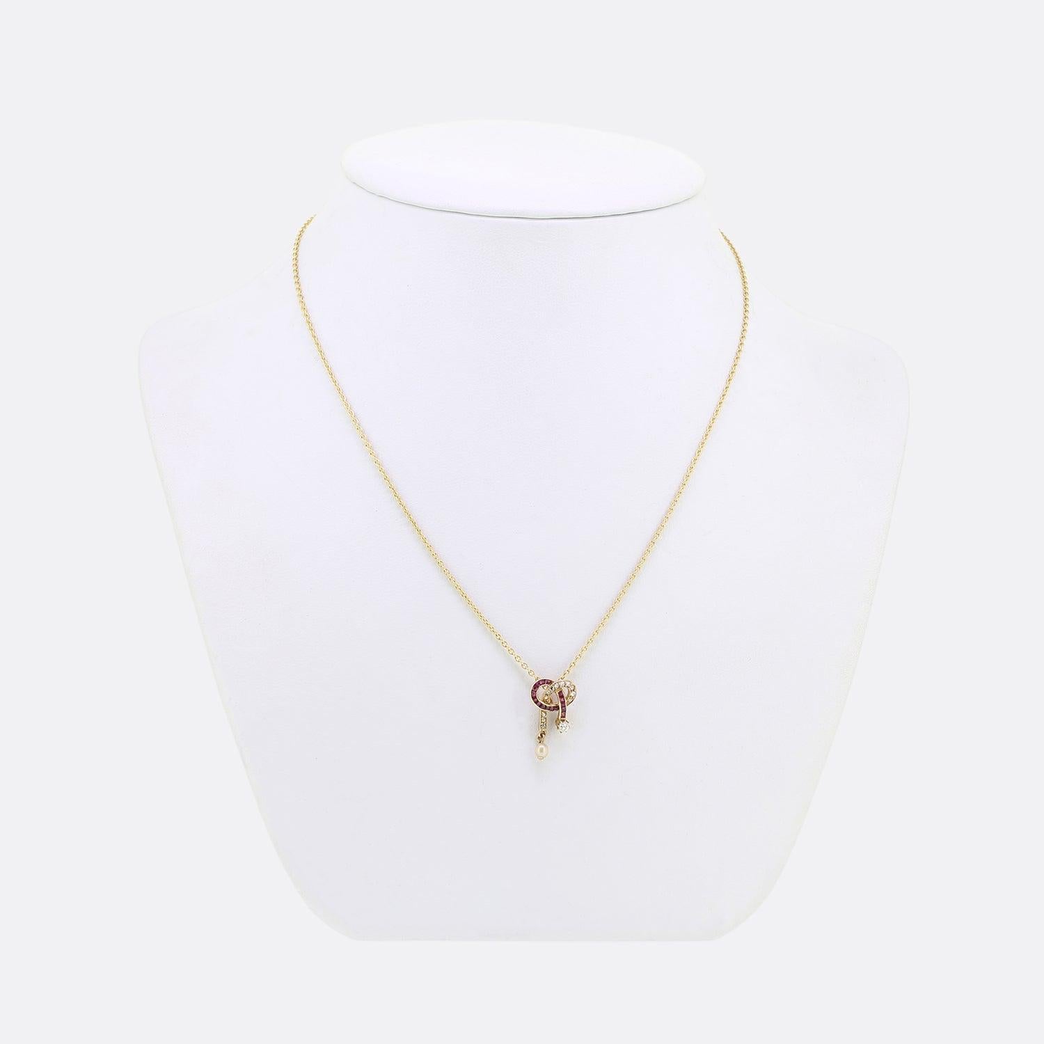 Se trata de un maravilloso collar de diamantes de la época eduardiana. El colgante presenta un engaste en canal de rubíes talla calibre que desciende hasta una gota de perla natural y un diamante talla antigua en estilo negligé. El colgante está