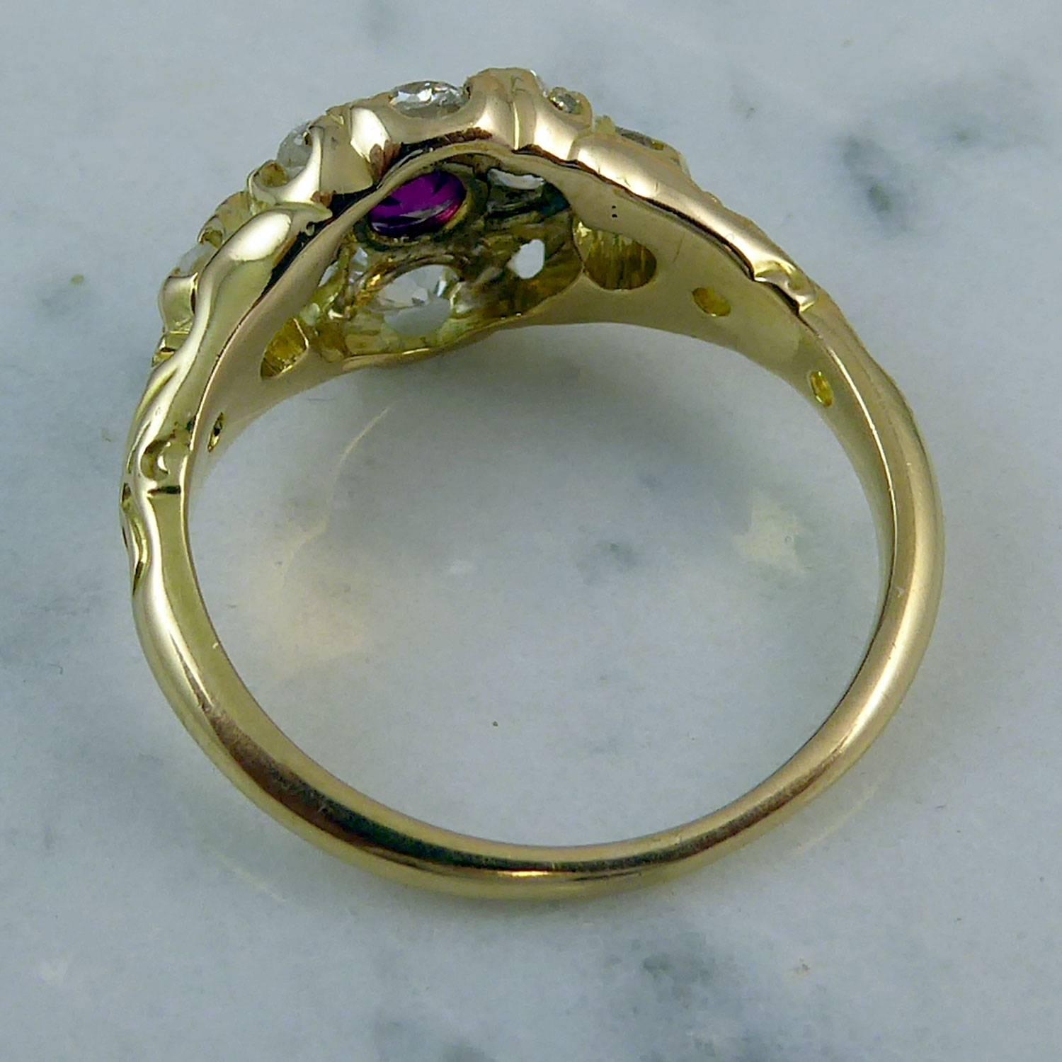 Edwardian Ruby Diamond Cluster Ring, Yellow Gold, circa 1900-1910 3