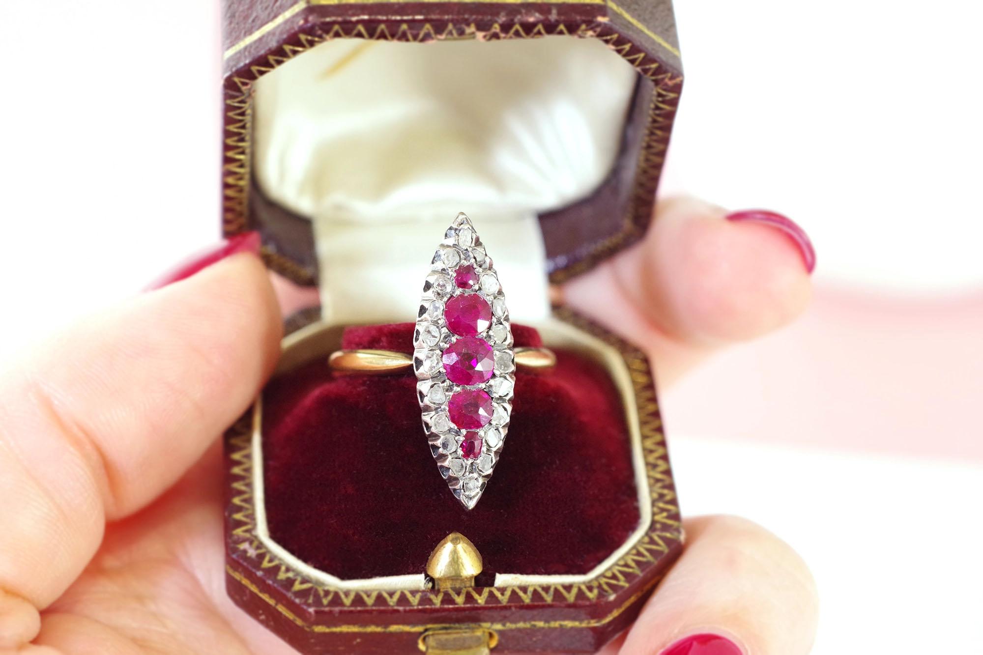 Anillo marquesa de rubíes y diamantes en oro rosa de 18 quilates y plata. Anillo antiguo centrado por una hilera de cinco rubíes naturales de talla redonda y oval, el más importante con un peso aproximado de 0,38 quilates. Los rubíes están rodeados