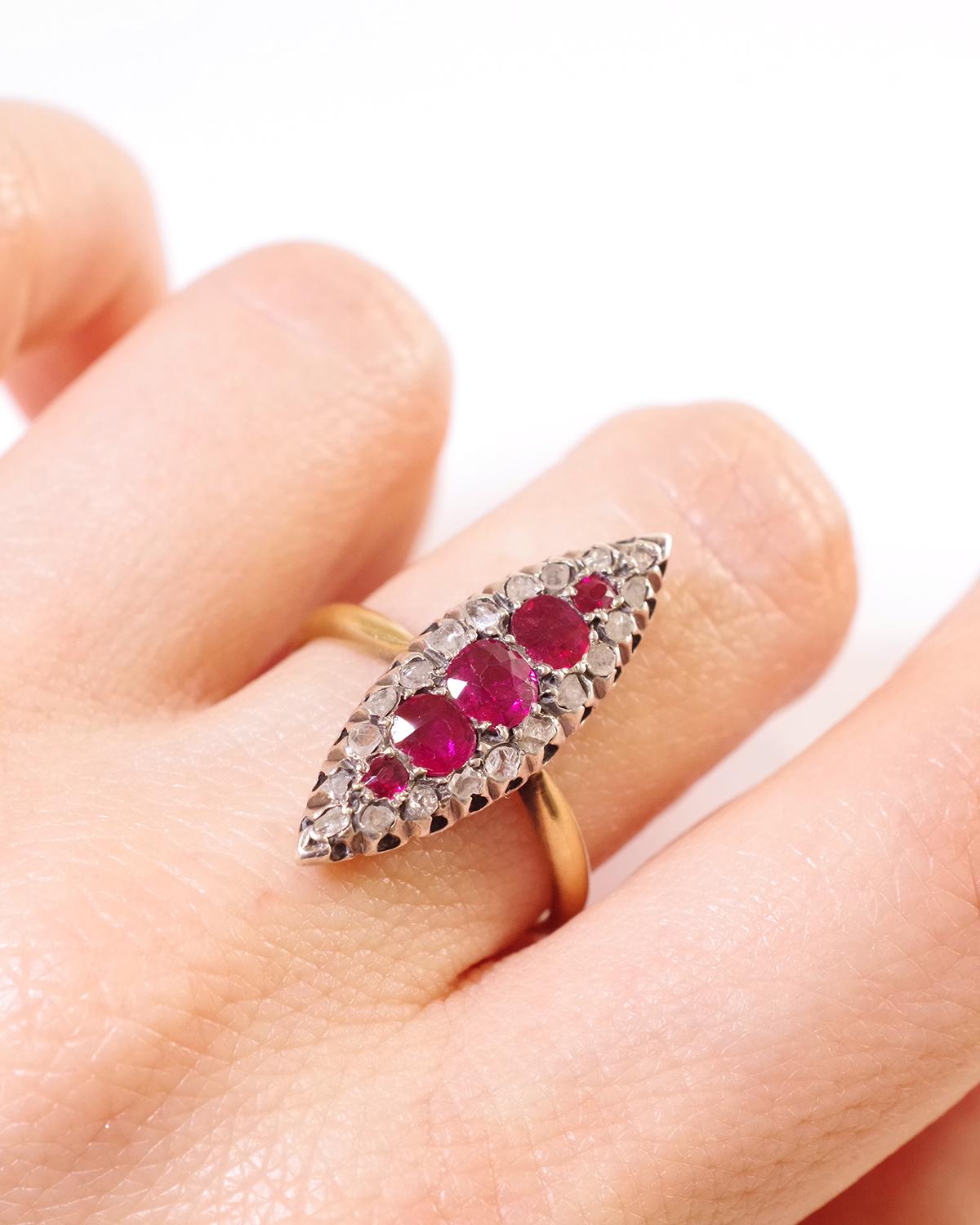 Anillo Belle Epoque de oro de 18 quilates y plata con rubí natural y navette de diamantes Belle Époque en venta