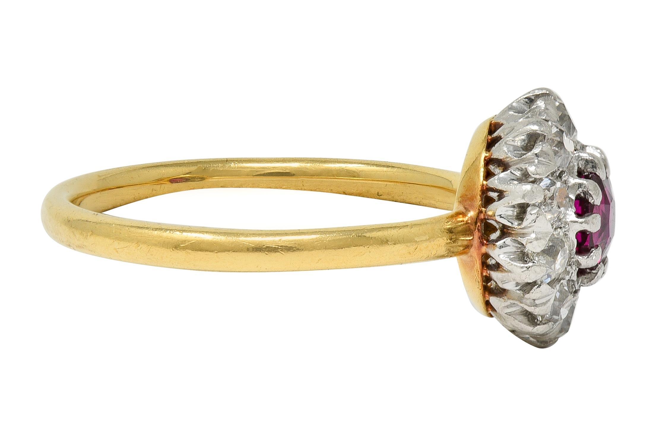 Edoardiano Anello aureolato antico in oro giallo 18 carati con diamante e rubino di Edwardian Old Mine in platino in vendita