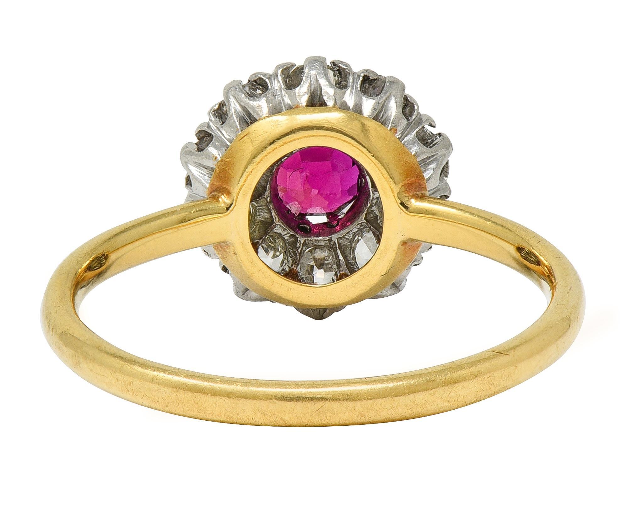 Taglio rotondo Anello aureolato antico in oro giallo 18 carati con diamante e rubino di Edwardian Old Mine in platino in vendita
