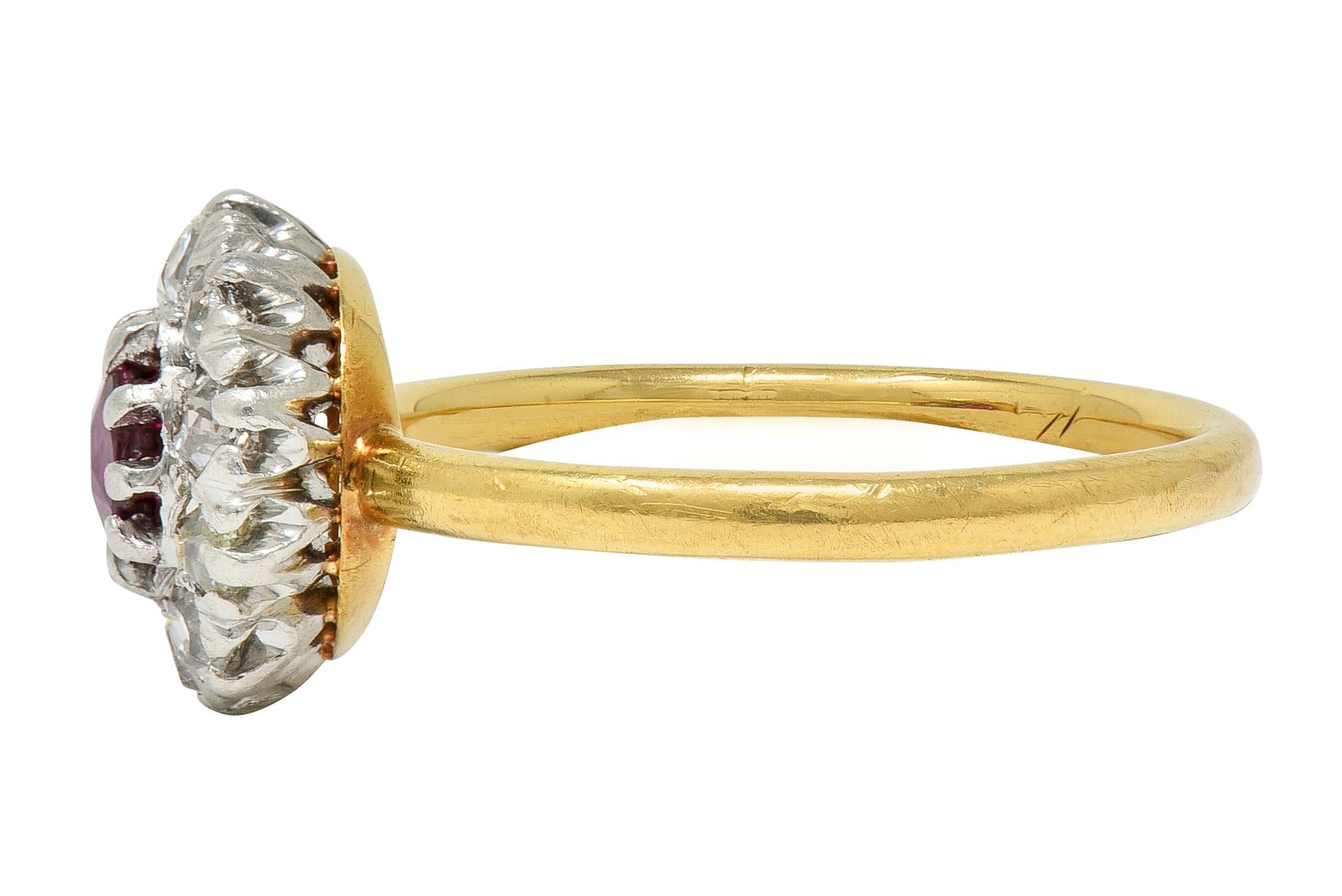 Anello aureolato antico in oro giallo 18 carati con diamante e rubino di Edwardian Old Mine in platino In condizioni ottime in vendita a Philadelphia, PA