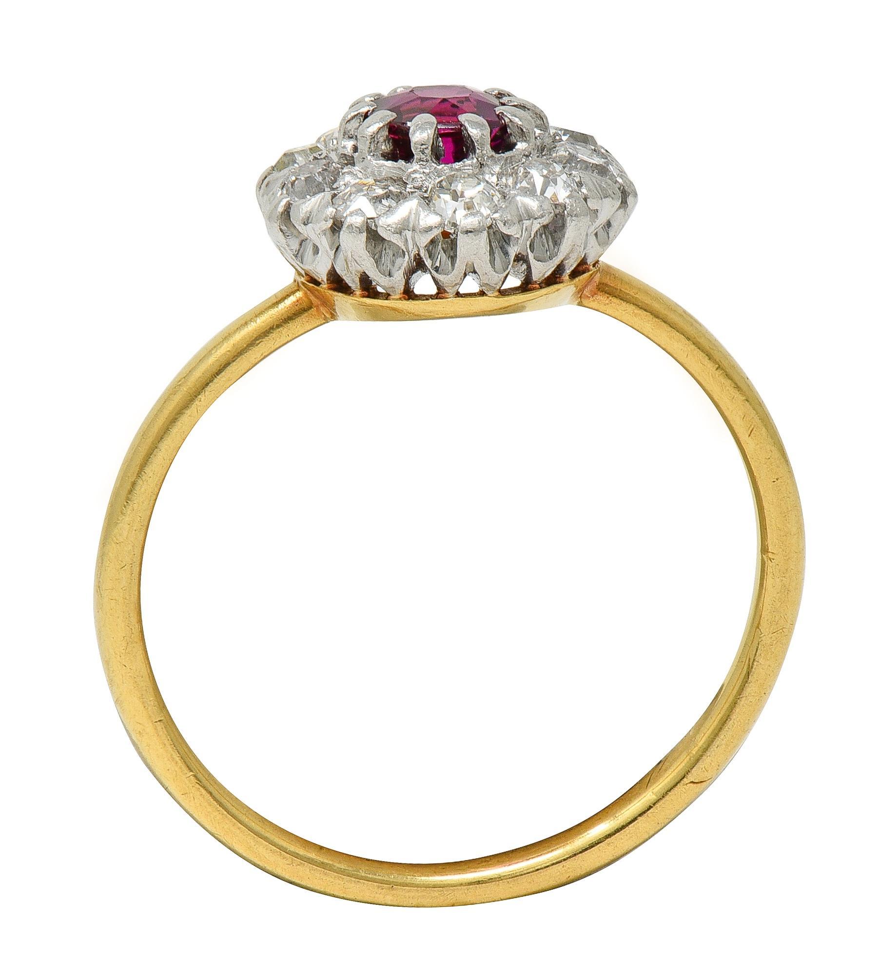 Donna Anello aureolato antico in oro giallo 18 carati con diamante e rubino di Edwardian Old Mine in platino in vendita