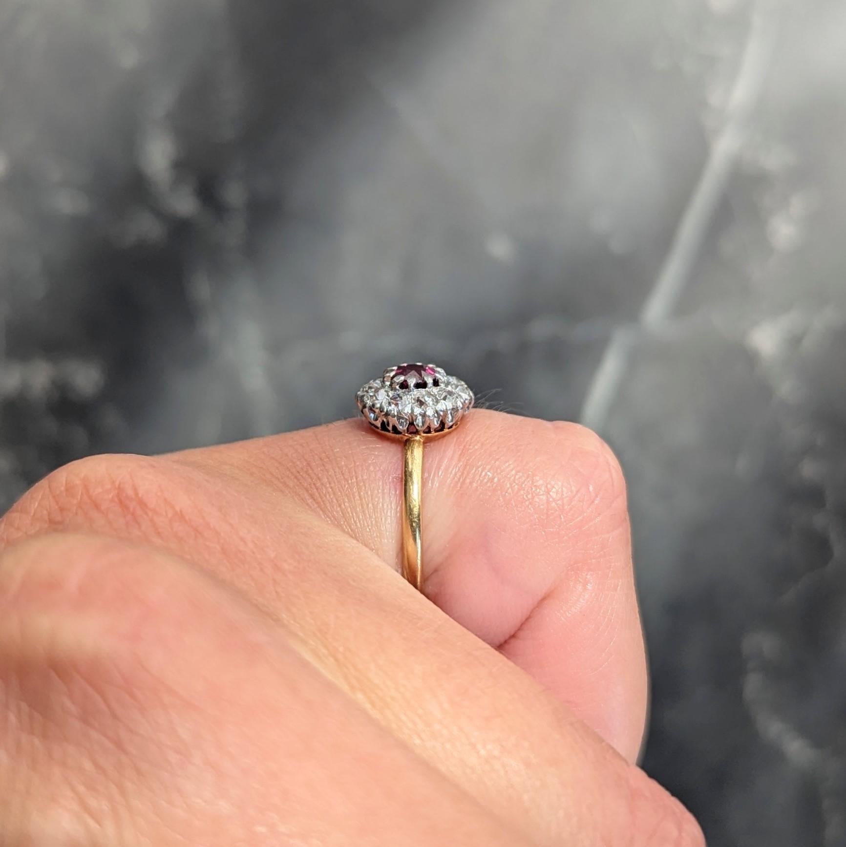 Anello aureolato antico in oro giallo 18 carati con diamante e rubino di Edwardian Old Mine in platino in vendita 3