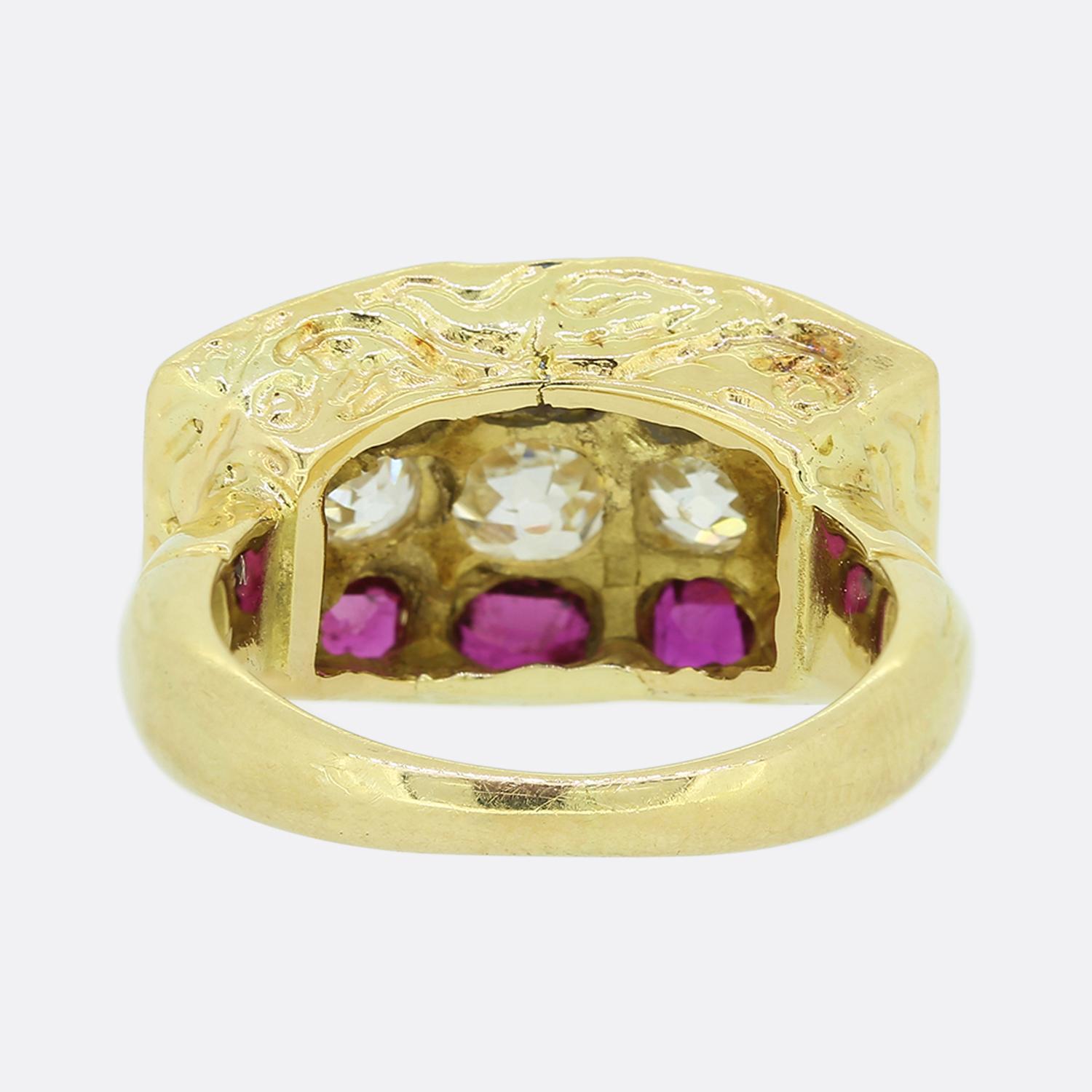 Anello edoardiano con zaffiro, rubino e diamante a tre file In condizioni buone in vendita a London, GB