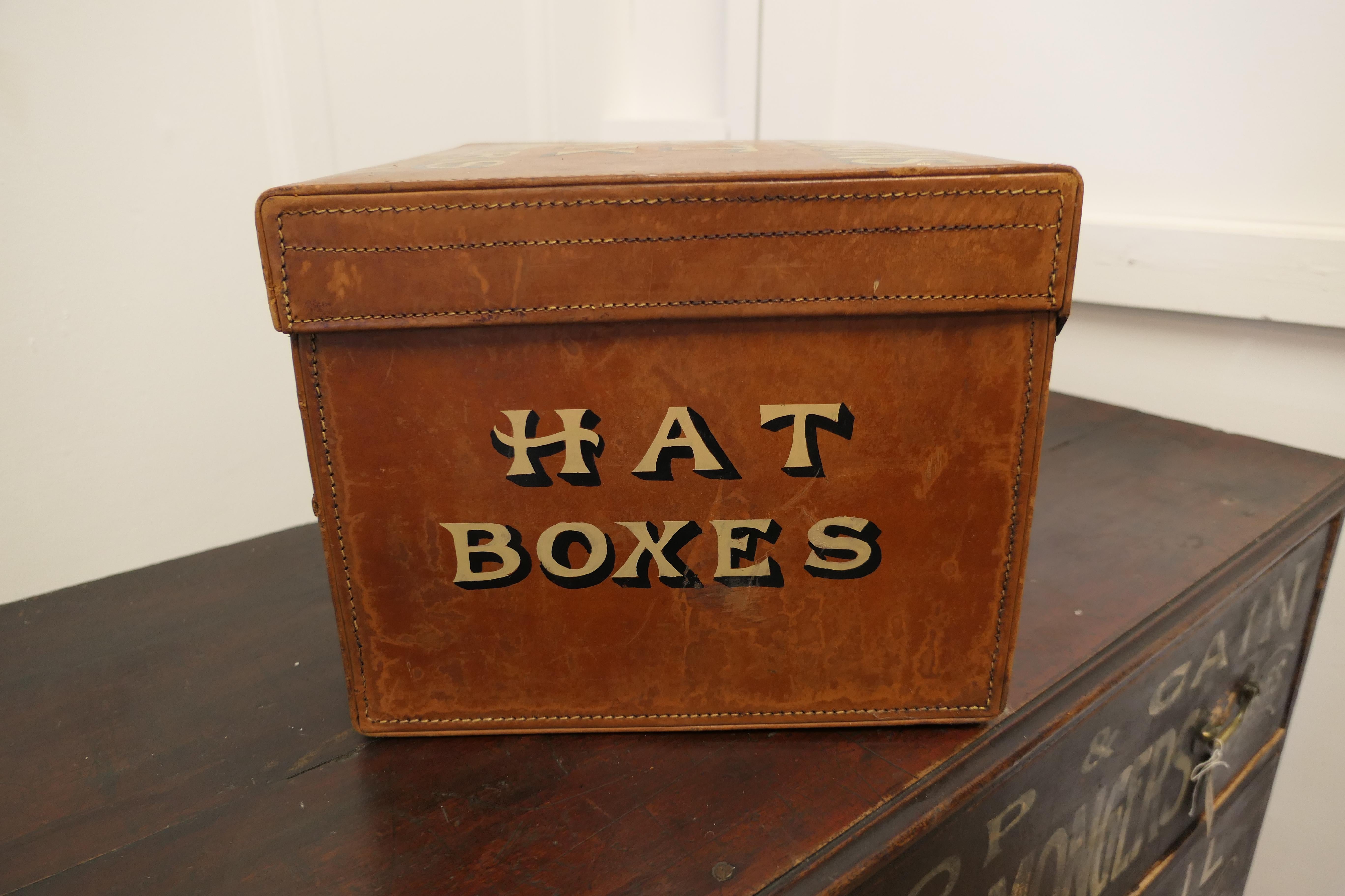 Début du 20ème siècle Boîte à chapeaux de vendeur de style édouardien par Drew & Sons Trunk Makers   en vente