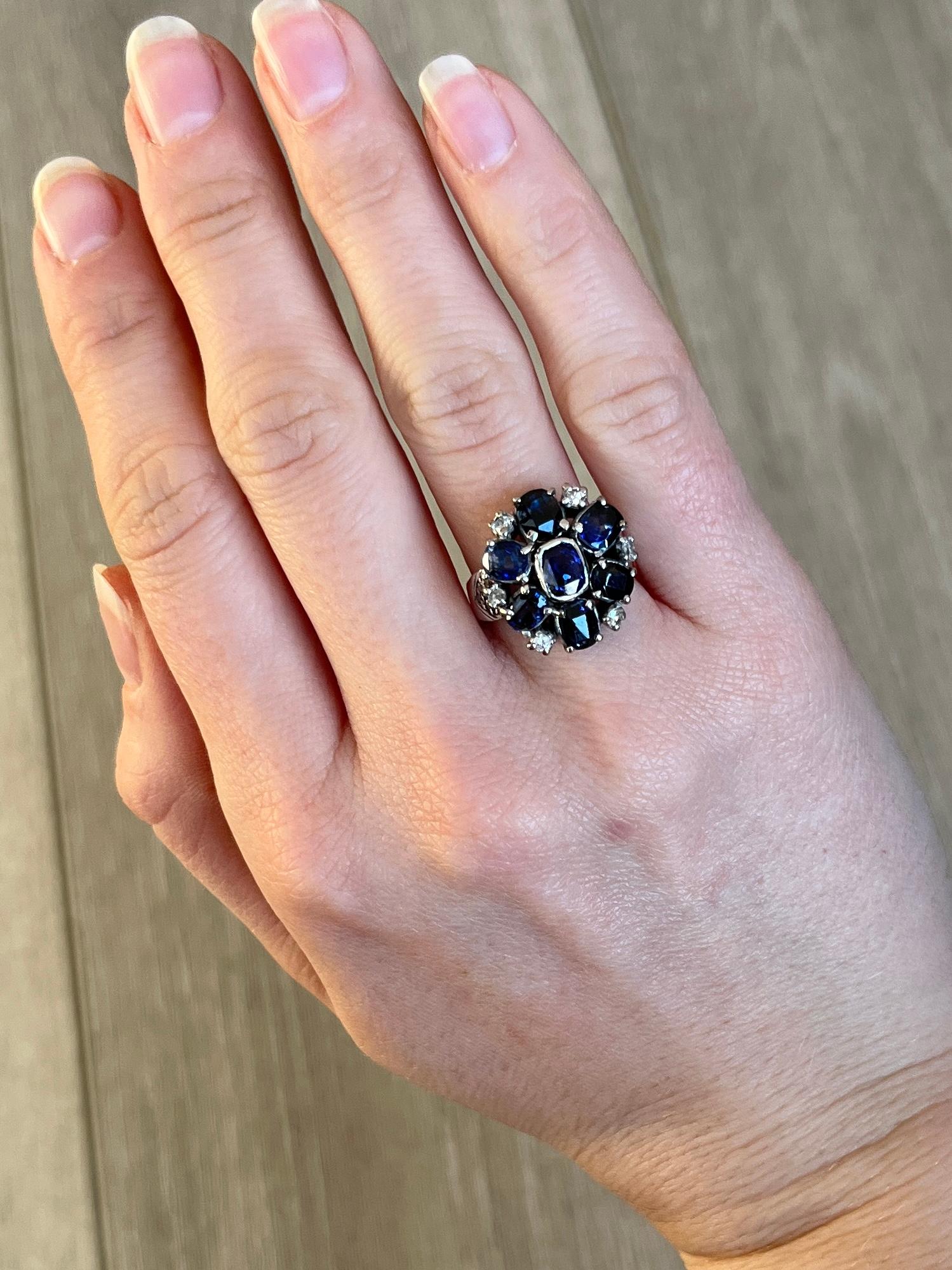 14 Karat Weißgold Cluster-Ring mit edwardianischem Saphir und Diamant (Edwardian) im Angebot