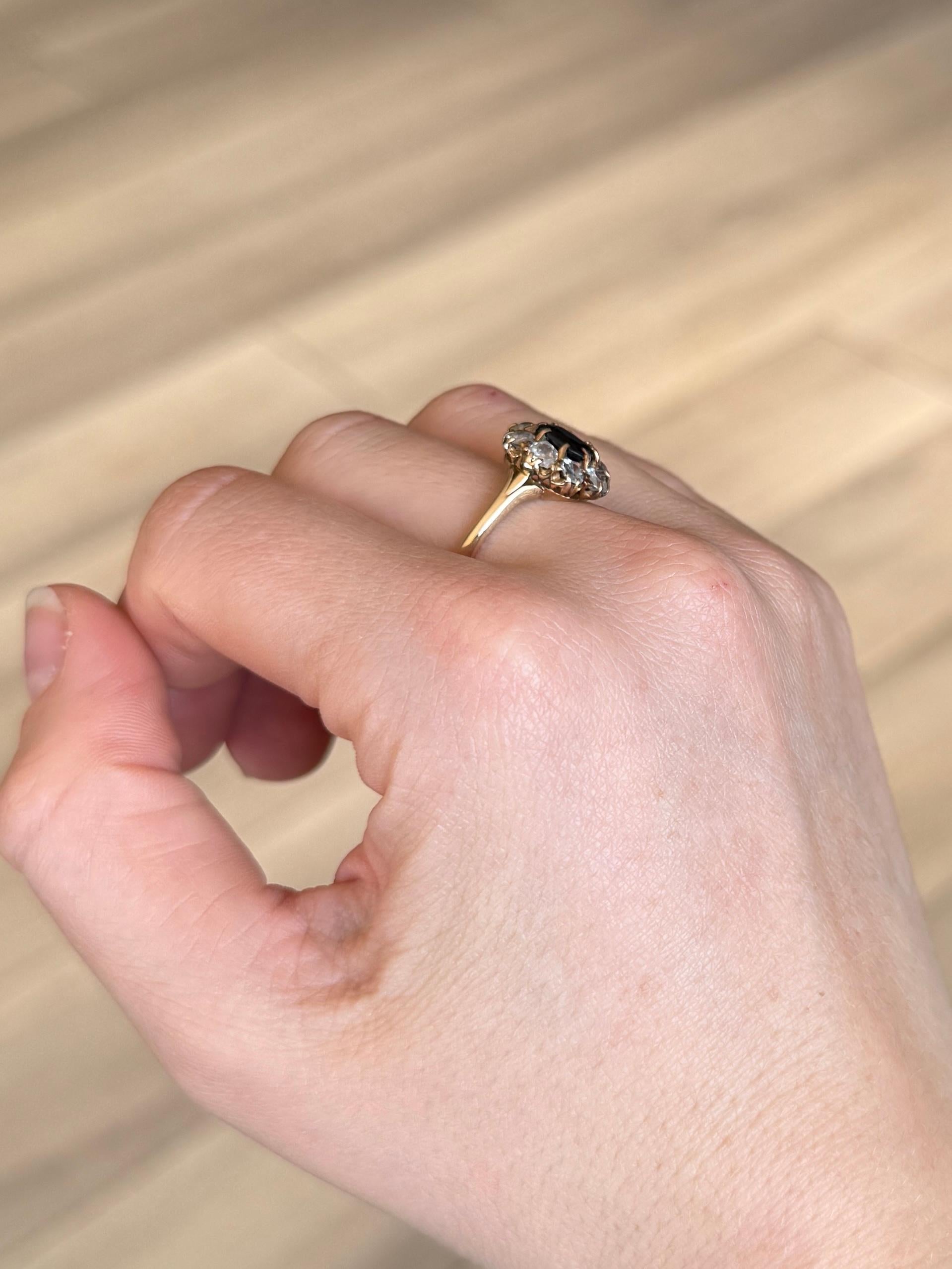 Dieser wunderschöne Ring stammt aus der Edwardianischen Ära. In der Mitte des Clusters befindet sich ein tiefblauer 85pt-Saphir. Umgeben ist dieser atemberaubende Stein von acht Diamanten im alten Minenschliff. Die Gesamtzahl der Diamanten in diesem