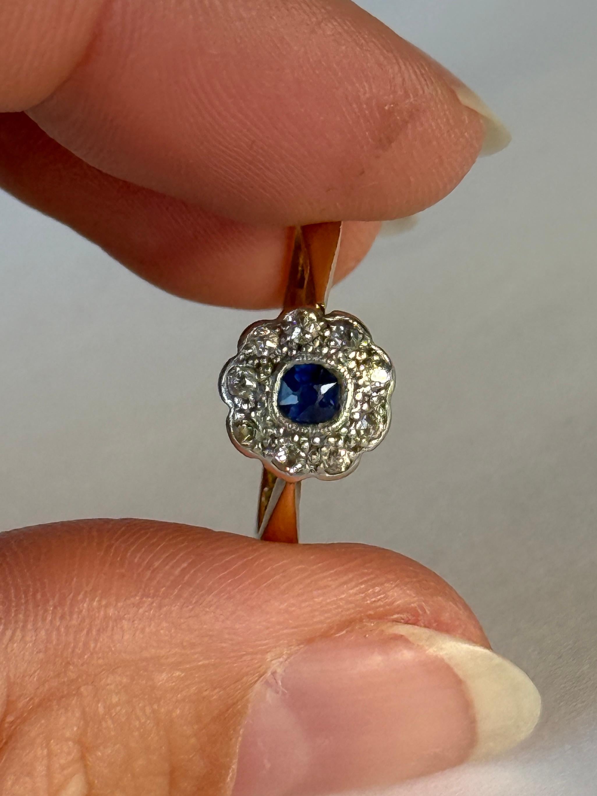 Questo straordinario anello con zaffiri e diamanti a grappolo è realizzato in oro 18 carati e le pietre sono incastonate nel platino. Gli zaffiri misurano 10pt e il totale dei diamanti è di 18pt. 

Misura dell'anello: N o 6 3/4 
Diametro del