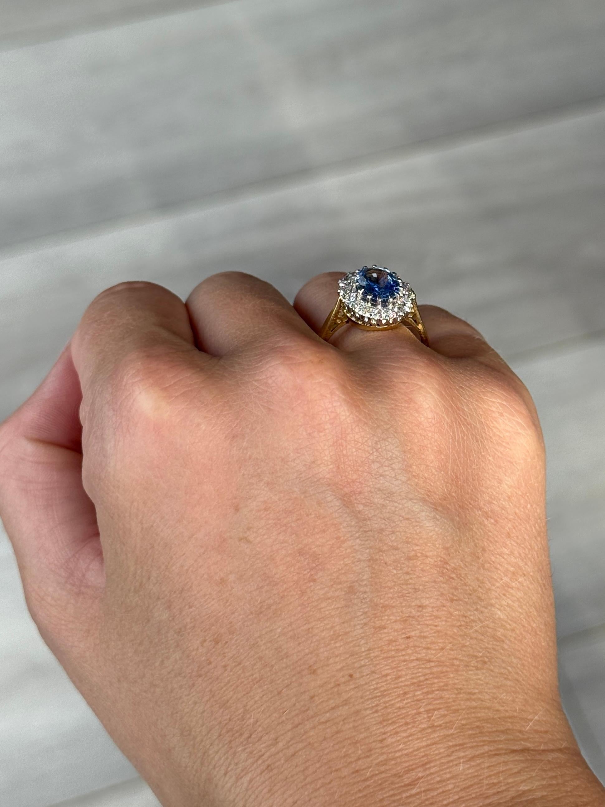 Questo straordinario anello con zaffiri e diamanti a grappolo è realizzato in oro 18 carati e le pietre sono incastonate nel platino. Lo zaffiro misura 2 carati e il totale dei diamanti di questo anello è di 80 carati. 

Misura dell'anello: Q o 8