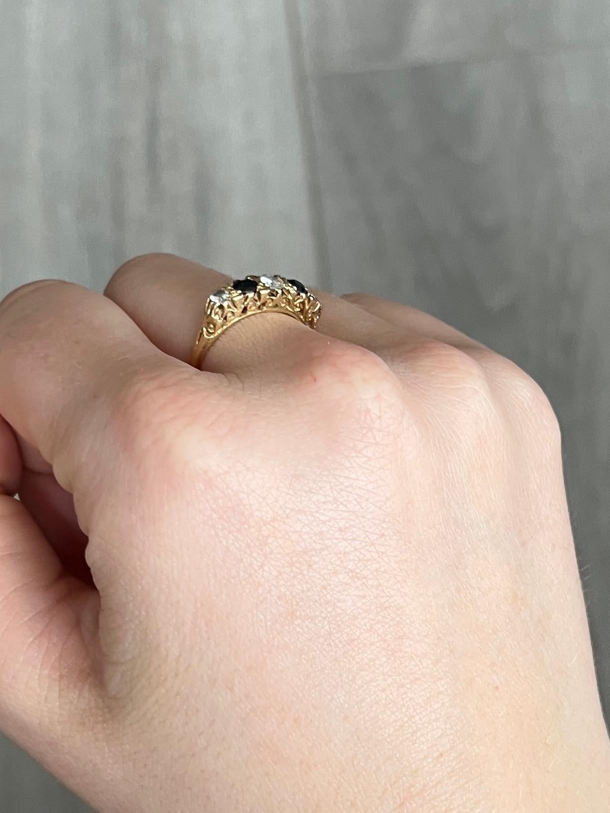 Dieser wunderschöne Ring enthält zwei tiefblaue Saphire mit insgesamt 30 Pence und drei Diamanten mit insgesamt 25 Pence. Der Ring ist aus 18 Karat Gold modelliert. 

Ring Größe: M 1/2 oder 6 1/2 
Bandbreite: 5mm
Höhe ohne Finger: 4mm

Gewicht: 3,9