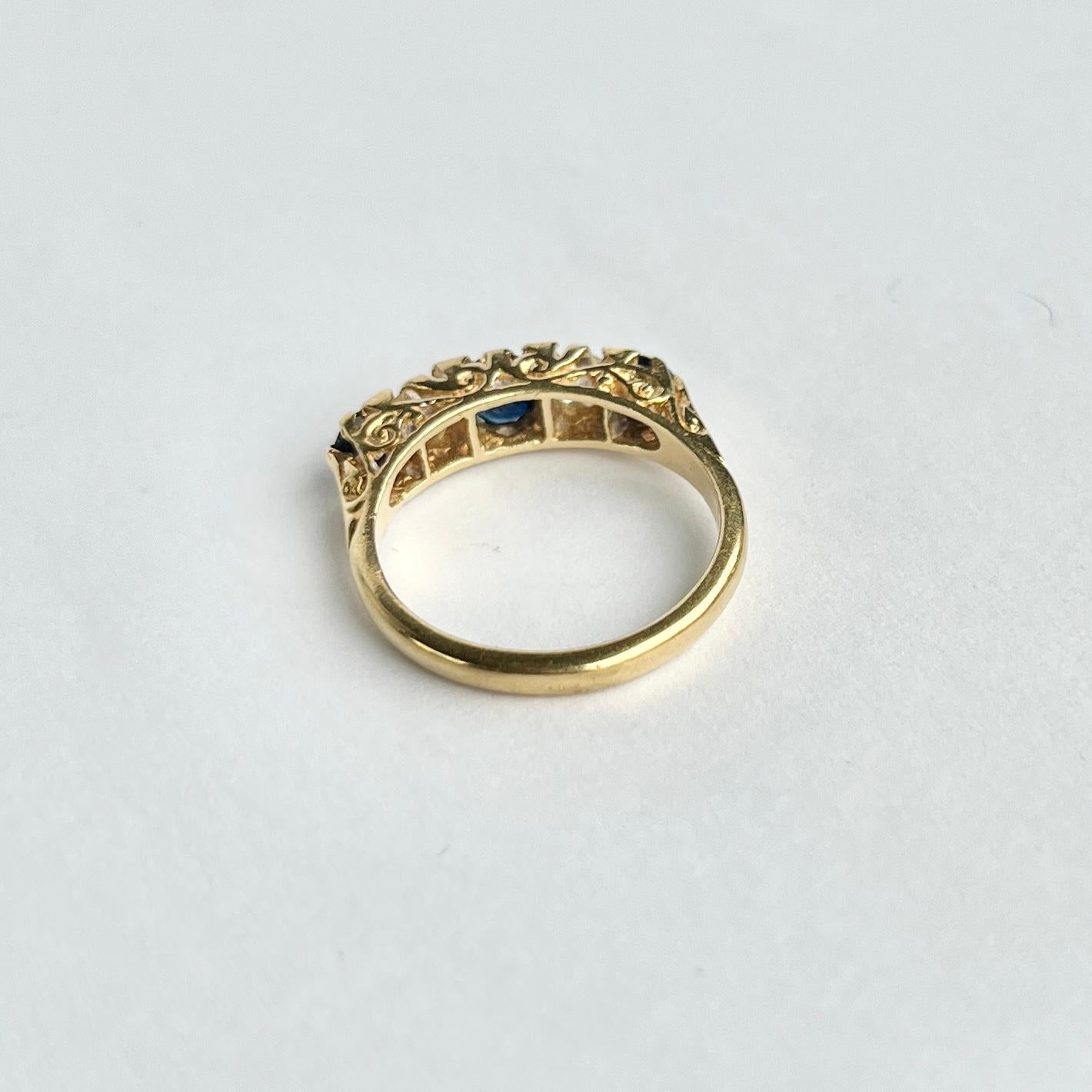 Questo splendido anello contiene tre zaffiri blu intenso. Lo zaffiro centrale misura 40 carati e gli zaffiri esterni misurano 15 carati ciascuno. I diamanti tra queste pietre blu misurano 25pt ciascuno. Modellato in oro 18 carati. Completamente
