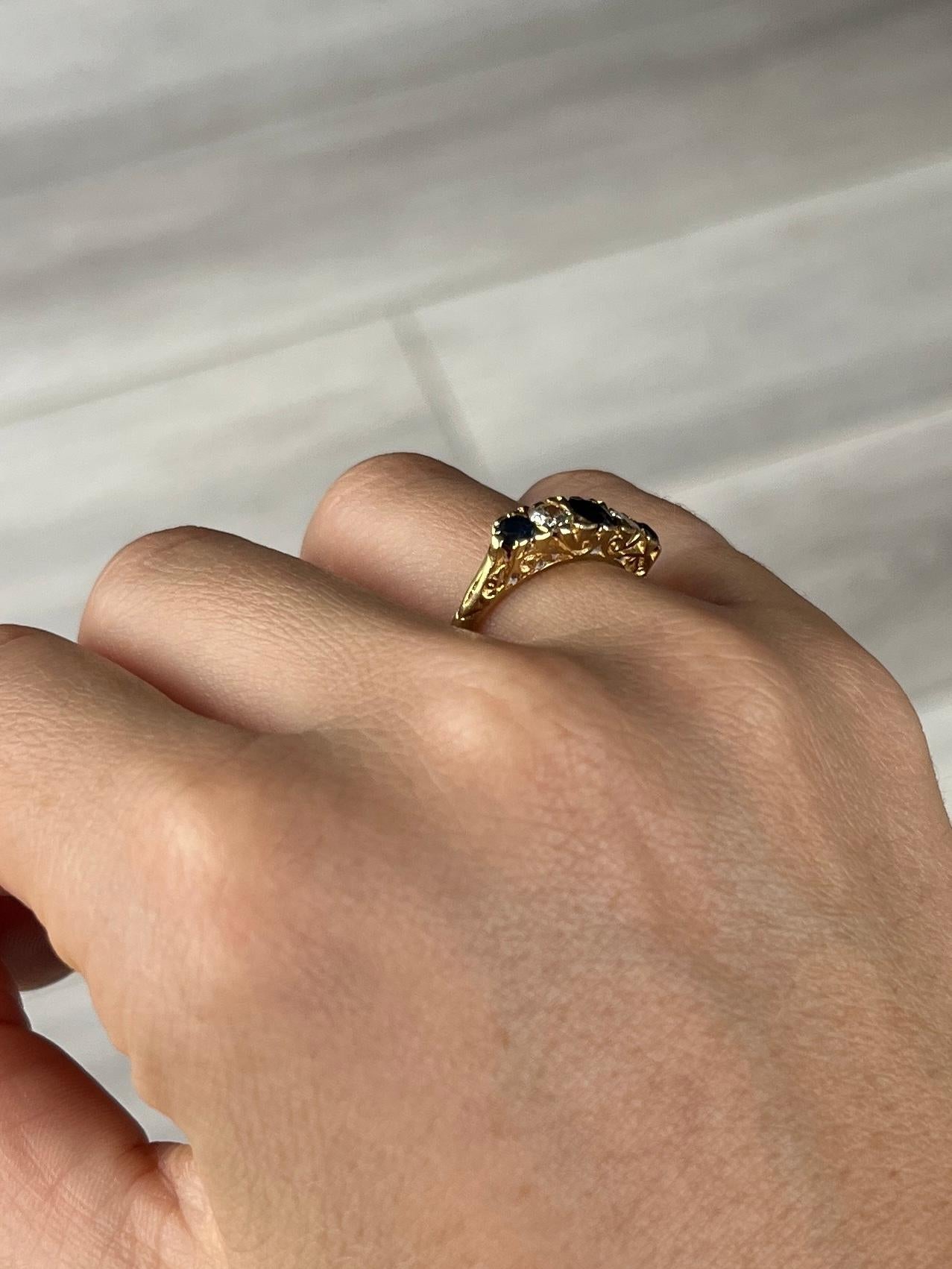 Taglio rotondo Anello a cinque pietre in oro 18 carati con zaffiro e diamante di epoca edoardiana in vendita