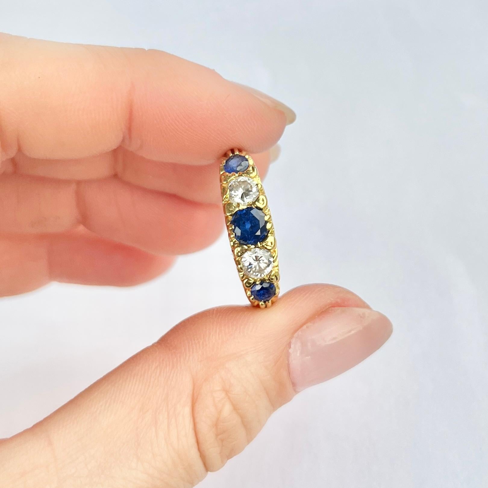 Taille ronde Bague édouardienne à cinq pierres en or 18 carats avec saphir et diamants en vente