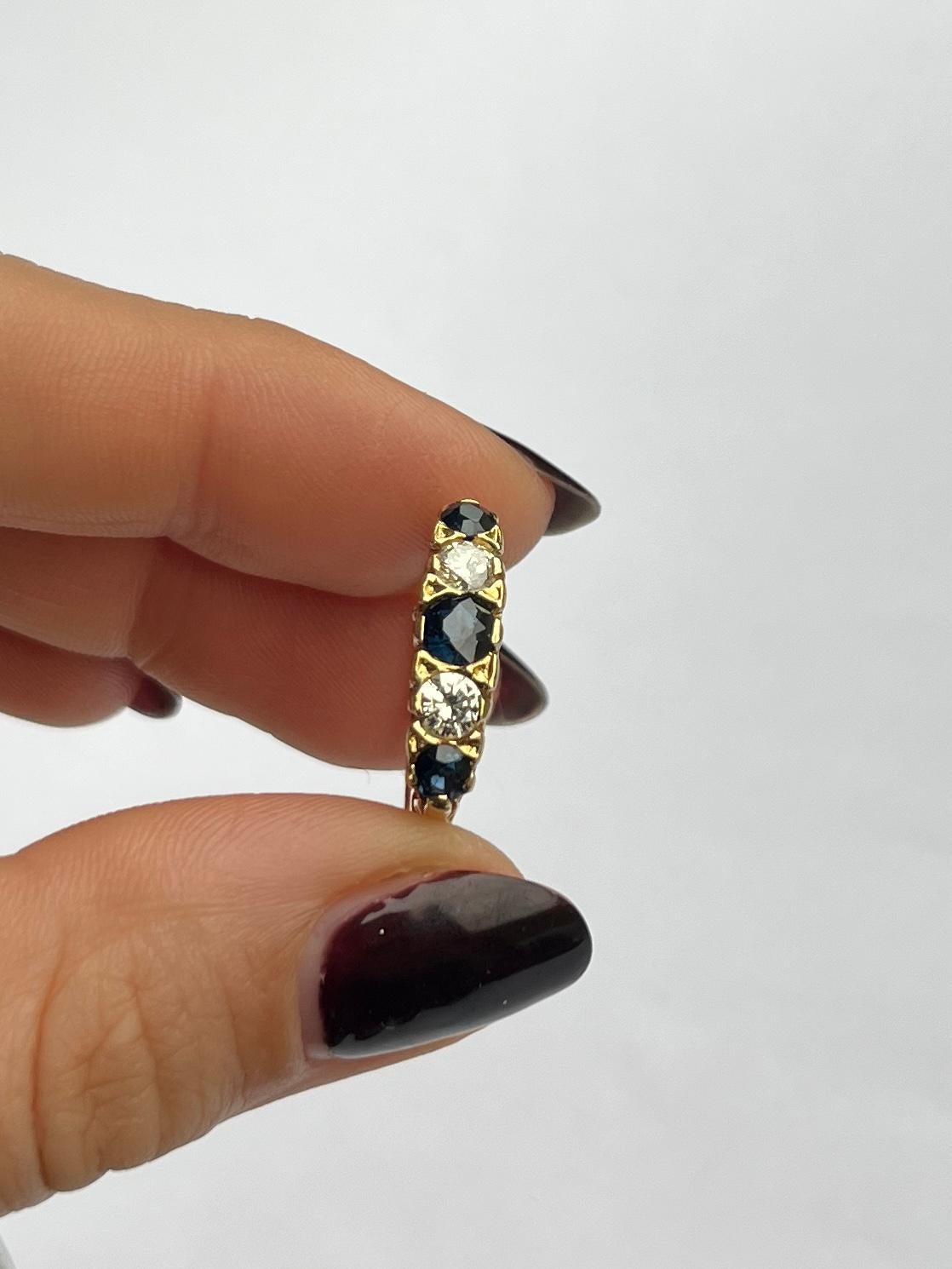 Anello a cinque pietre in oro 18 carati con zaffiro e diamante di epoca edoardiana In condizioni buone in vendita a Chipping Campden, GB