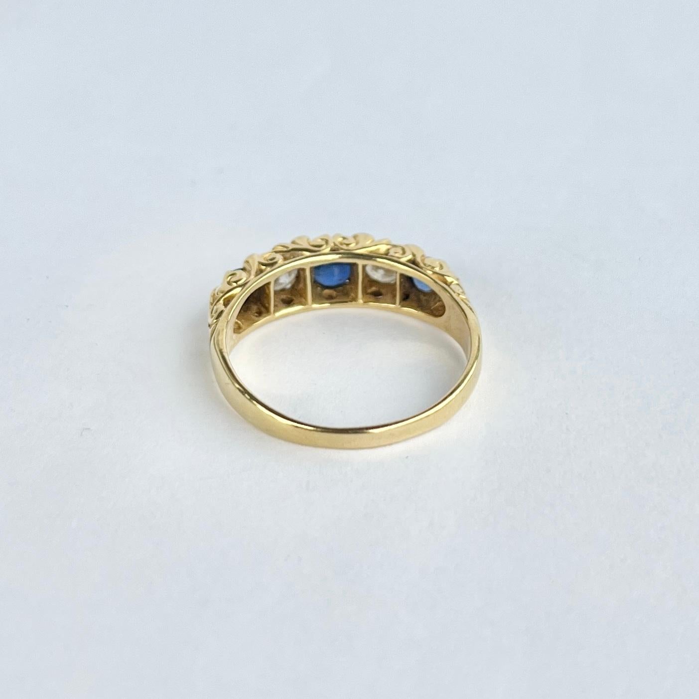 Bague édouardienne à cinq pierres en or 18 carats avec saphir et diamants Bon état - En vente à Chipping Campden, GB