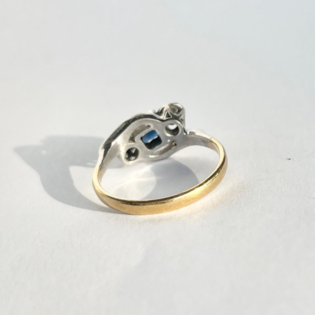 Questo classico anello con tre pietre racchiude al centro uno zaffiro a taglio quadrato di 35 carati e ai lati uno scintillante diamante a taglio rotondo di 5 carati ciascuno. Modello in oro 18ct e pietre incastonate in platino.

Misura dell'anello: