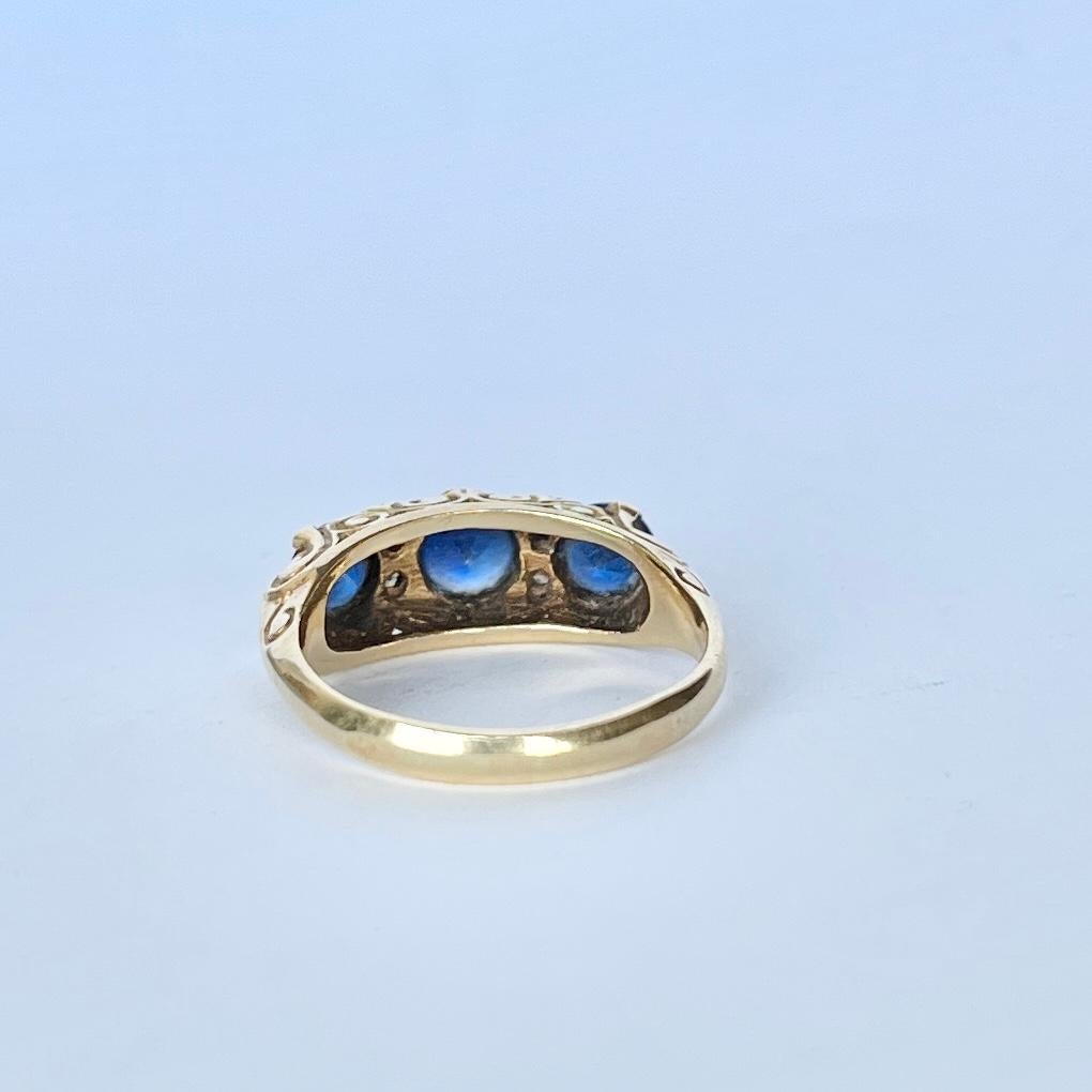 Edwardian Sapphire and Diamond 18 Carat Gold Three-Stone Ring In Good Condition For Sale In Chipping Campden, GB