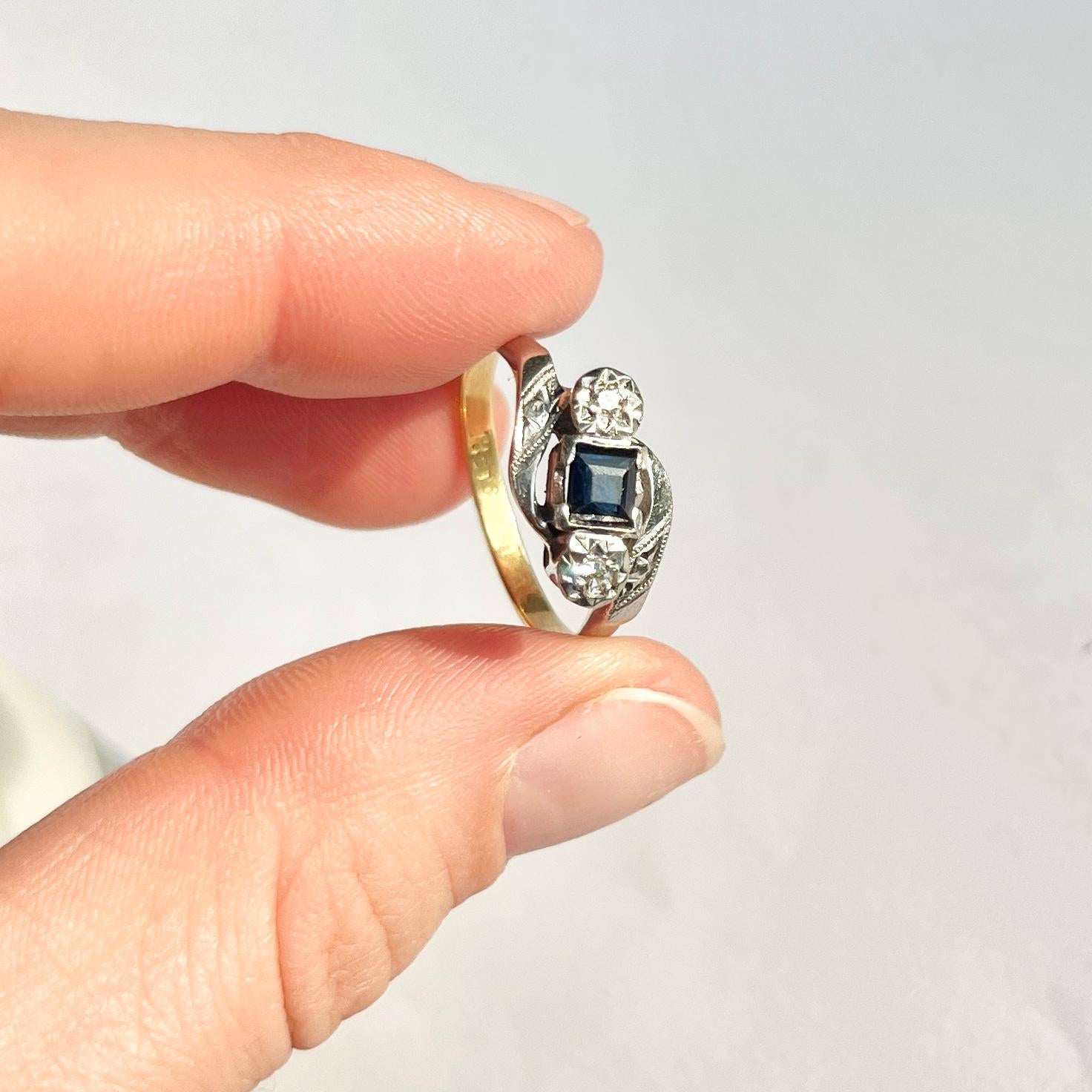 Anello a tre pietre in oro 18 carati con zaffiro e diamante di epoca edoardiana In condizioni buone in vendita a Chipping Campden, GB