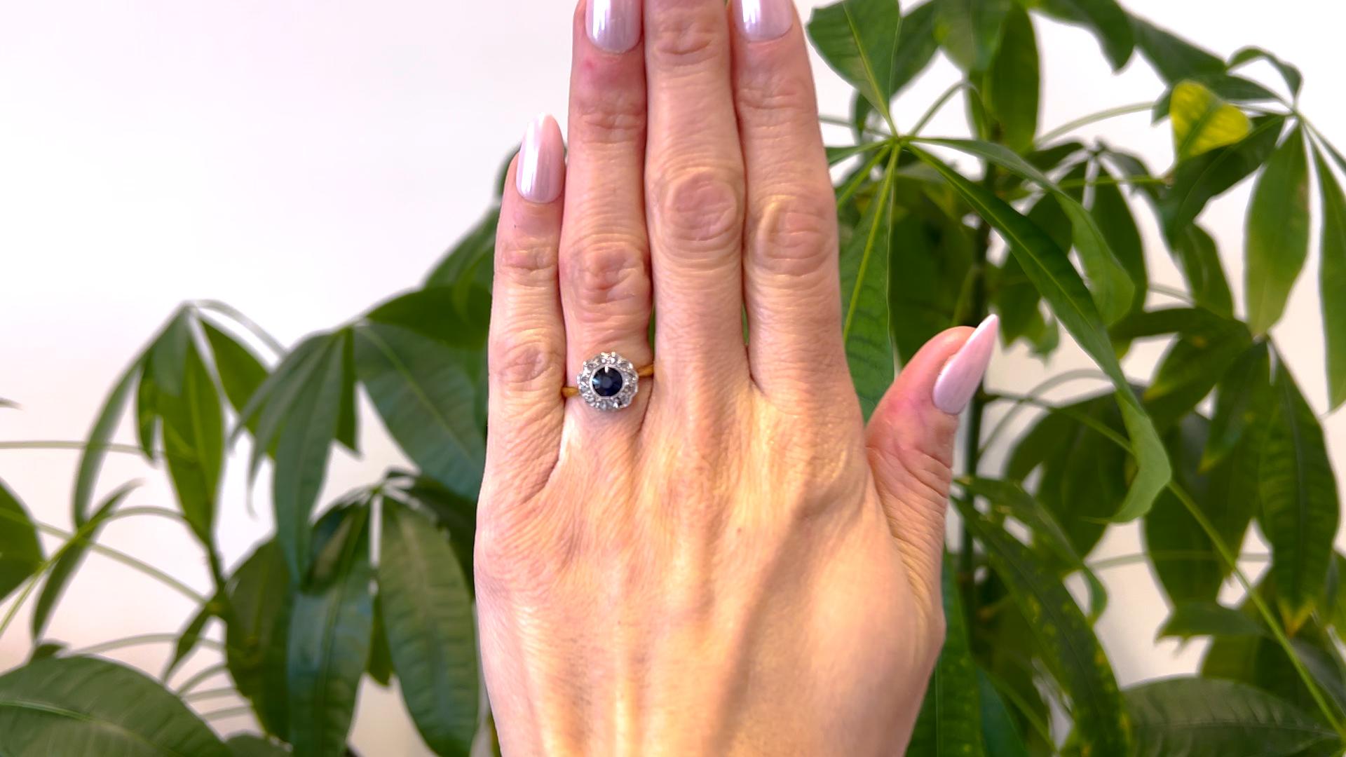 Ein Edwardian Saphir und Diamant 18k Gelbgold Platin Cluster Ring. Mit einem runden Saphir im Mischschliff mit einem Gewicht von ca. 0.70 Karat. Akzentuiert durch 12 Diamanten im Senaille-Schliff mit einem Gesamtgewicht von ca. 0,10 Karat,