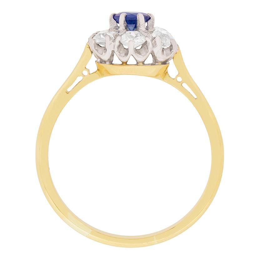 Dieser zarte Ring kann als Verlobungsring oder als Kleiderring getragen werden, je nach Vorliebe! Der tiefblaue Saphir wiegt 0,35 Karat und ist in Krallen gefasst. Der umgebende Halo besteht aus sechs Diamanten im Altschliff. Sie haben ein