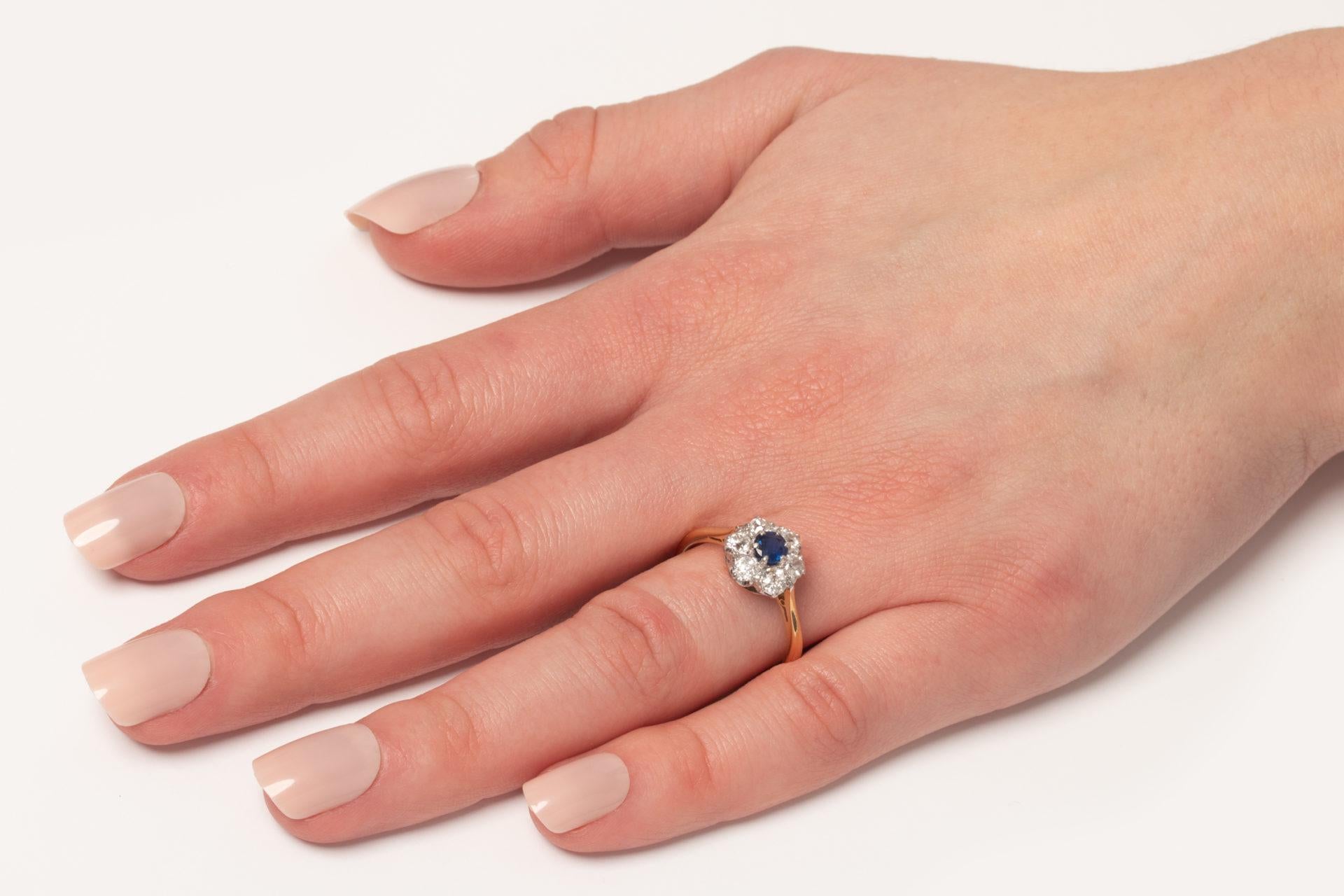 Edwardian Sapphire and Diamond Cluster Ring, circa 1910 In Excellent Condition For Sale In London, GB