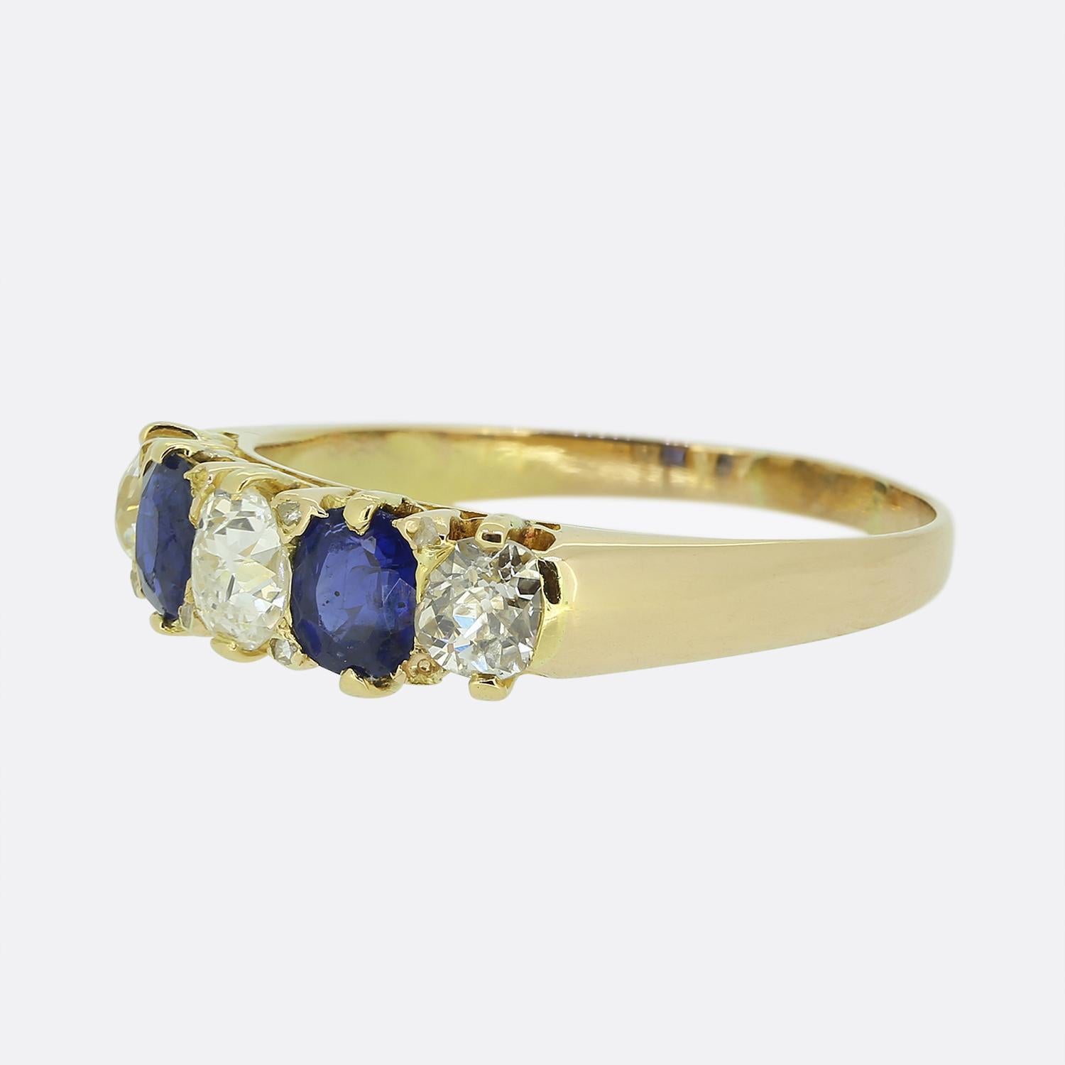 Aquí tenemos un anillo antiguo de cinco piedras de la época eduardiana. Una talla antigua redonda Aquí tenemos un anillo antiguo de cinco piedras de la época eduardiana. En el centro hay un diamante redondo de talla antigua, flanqueado a ambos lados