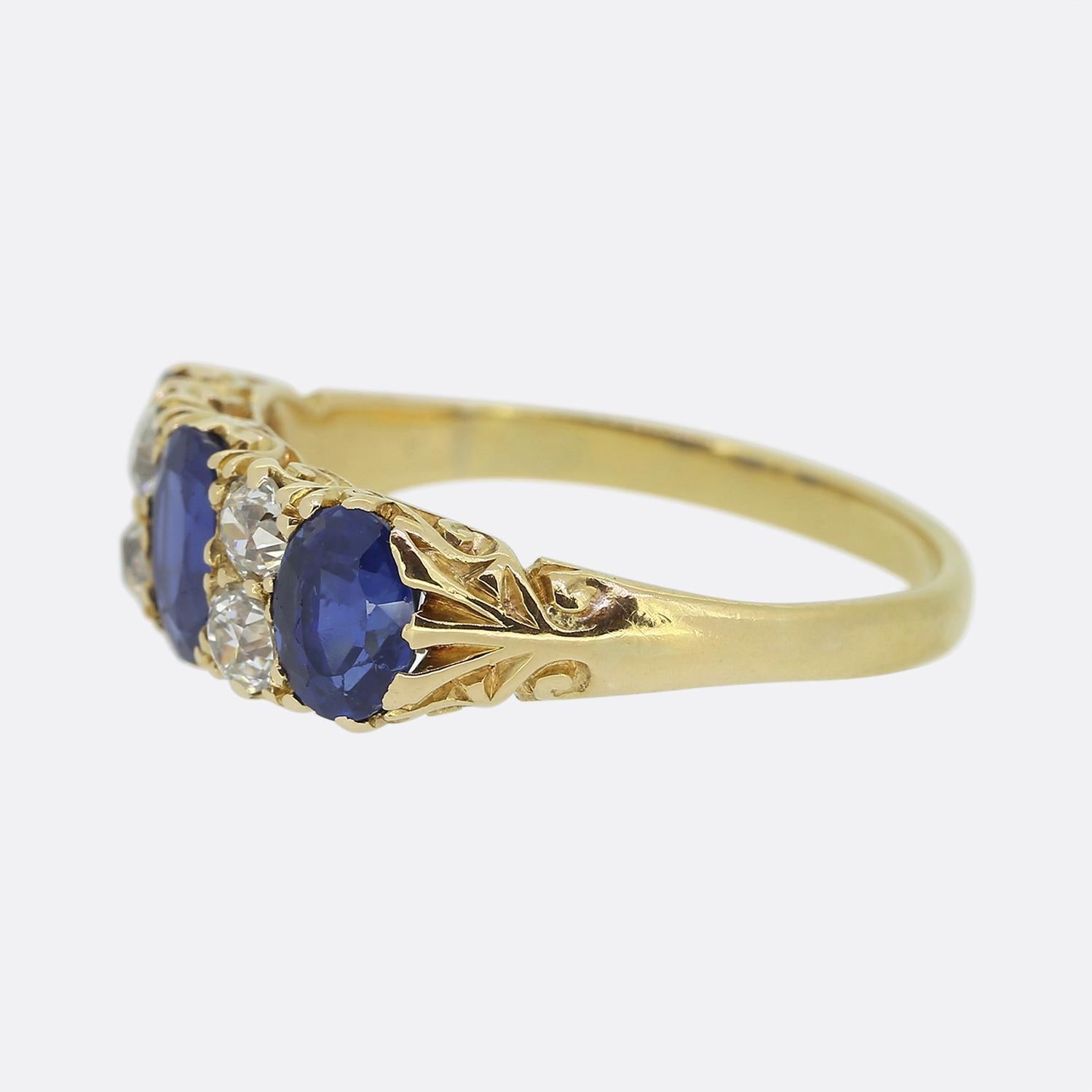 Hier haben wir einen wunderschönen Saphir- und Diamantring aus der Edwardianischen Ära. Der Ring ist aus 18 Karat Gelbgold gefertigt und besteht aus drei Saphiren, die durch vier strahlend weiße Diamanten im Altschliff getrennt sind. Die unerhitzten
