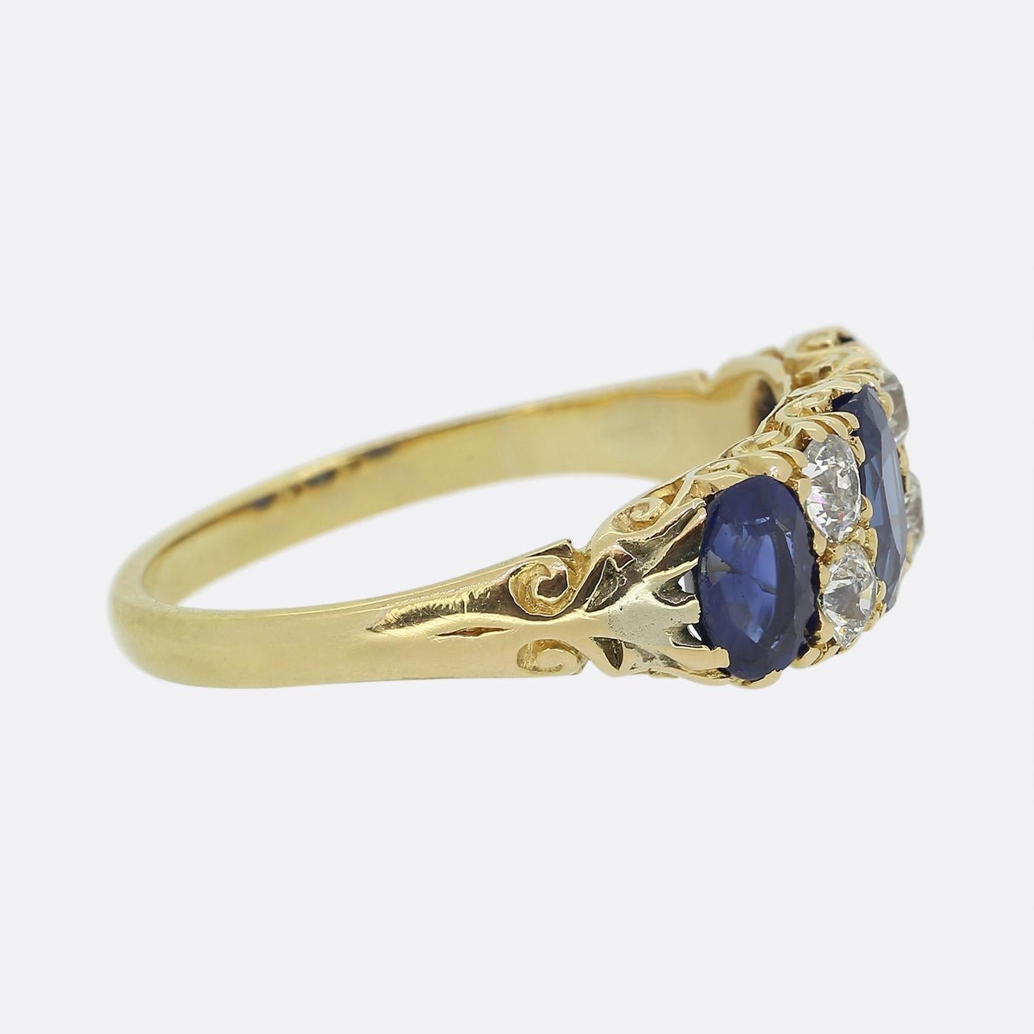Ring mit edwardianischem Saphir und Diamant (Ovalschliff) im Angebot