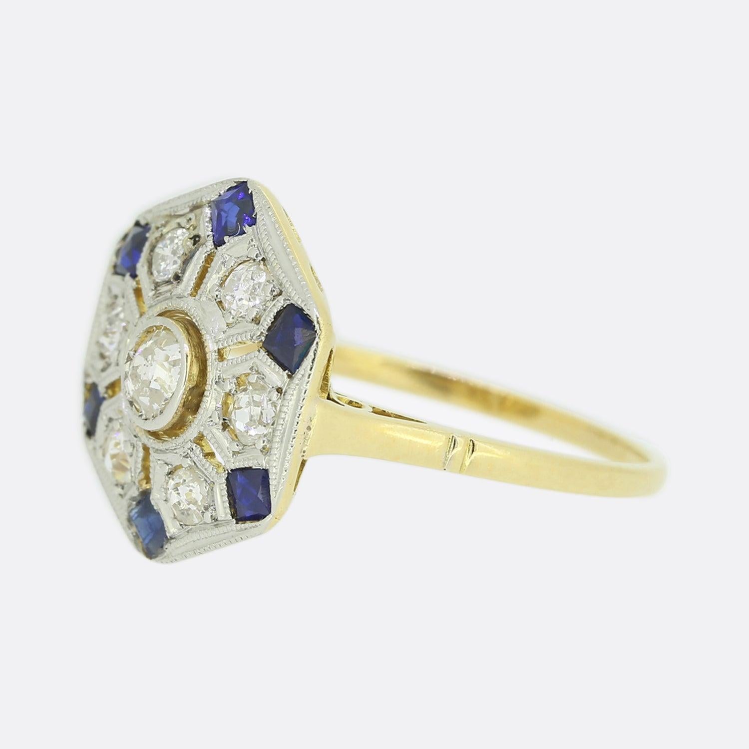 Hier haben wir einen edwardianischen Saphir- und Diamantring mit durchbrochener Tafel. Ein altgeschliffener Diamant in Rub-Over-Fassung sitzt allein in der Mitte, ist aber zunächst von sechs weiteren runden, facettierten Diamanten und dann von sechs