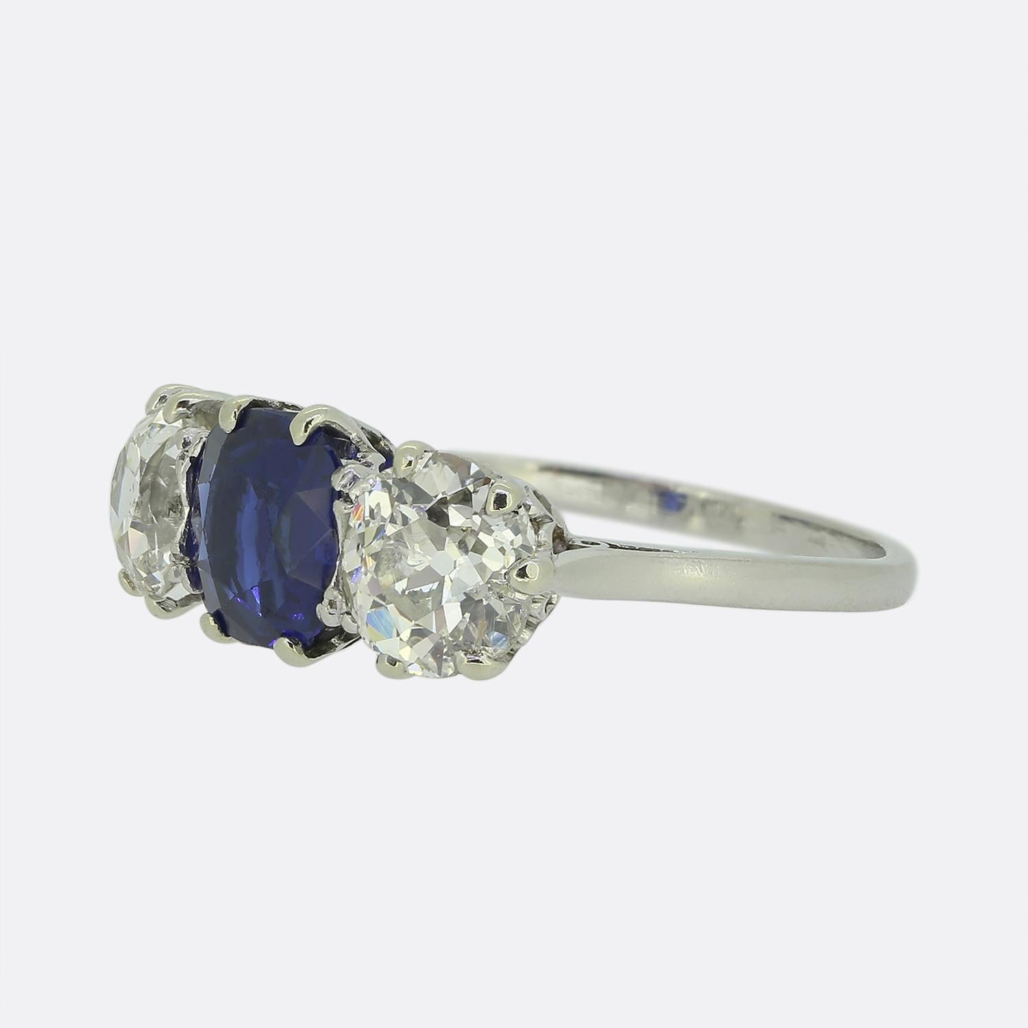 Ecco un favoloso anello edoardiano con tre pietre. Al centro del quadrante troviamo un affascinante zaffiro blu con una vellutata tonalità di colore blu navy. Questa audace pietra principale è poi affiancata ai lati da un diamante tondo sfaccettato