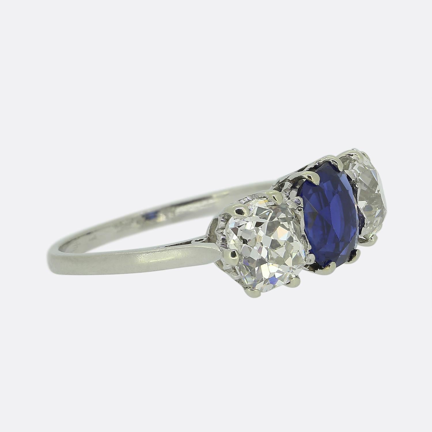 Edoardiano Anello a tre pietre con zaffiro e diamante di epoca edoardiana in vendita