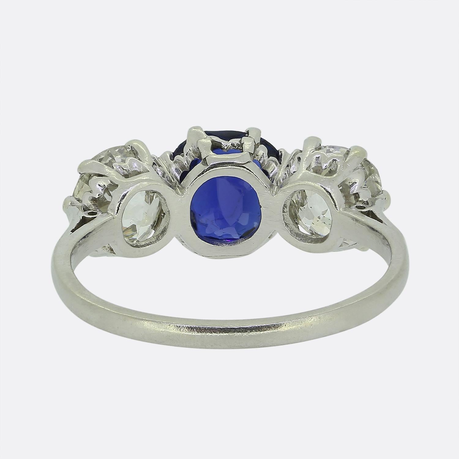 Taglio rotondo Anello a tre pietre con zaffiro e diamante di epoca edoardiana in vendita
