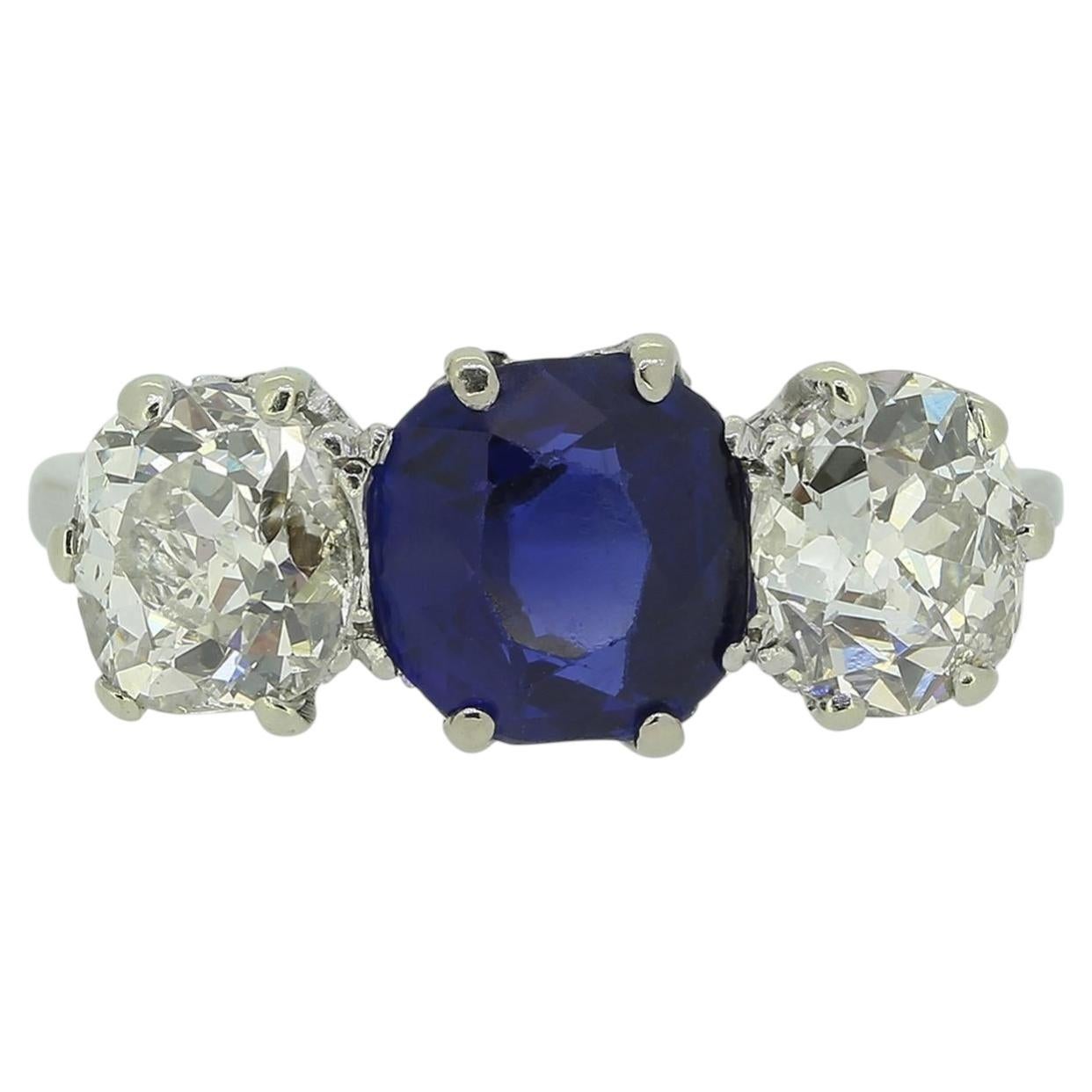 Dreisteiniger edwardianischer Ring mit Saphiren und Diamanten im Angebot