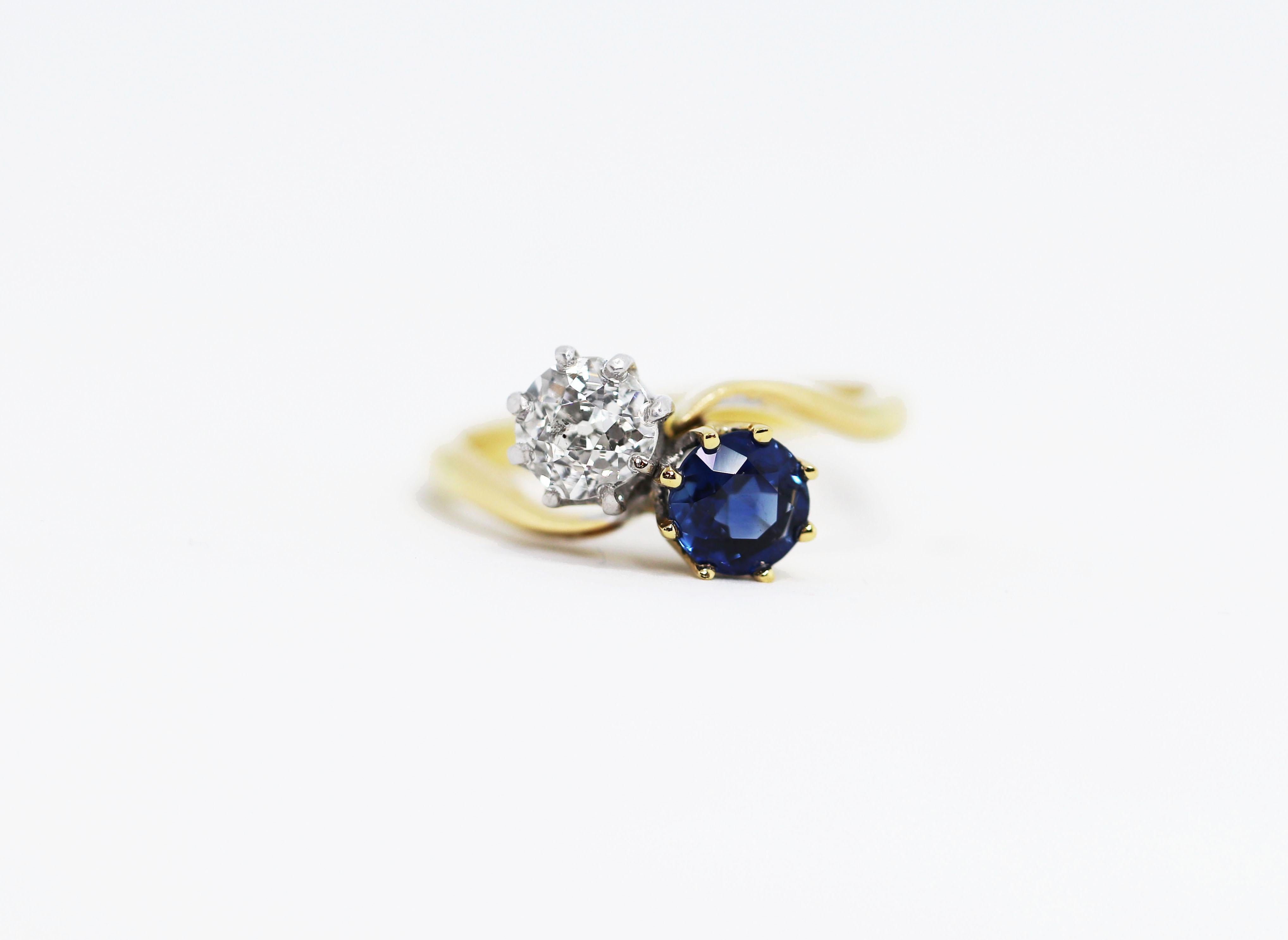 Edwardian Sapphire and Old Mine Cut Diamond Two-Stone Twist Engagement Ring In Good Condition In London, GB