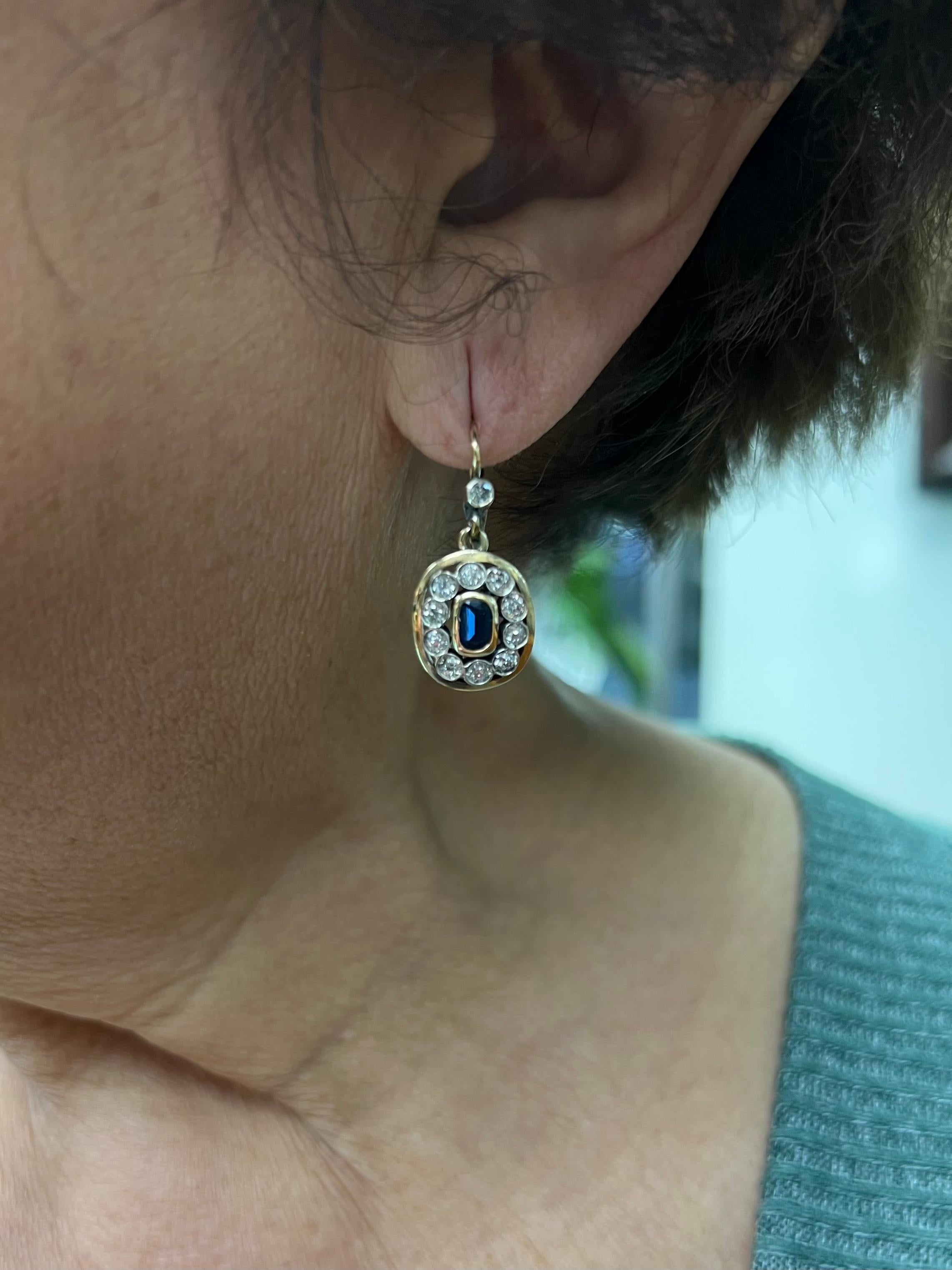 Edwardian Sapphire und Diamond 18k Gold Tropfen Ohrringe, circa 1910.

Edwardianischer Schmuck zeichnet sich durch seine Eleganz und seine komplizierten Designs aus und spiegelt die kulturellen und künstlerischen Bewegungen des frühen 20. Zu diesen