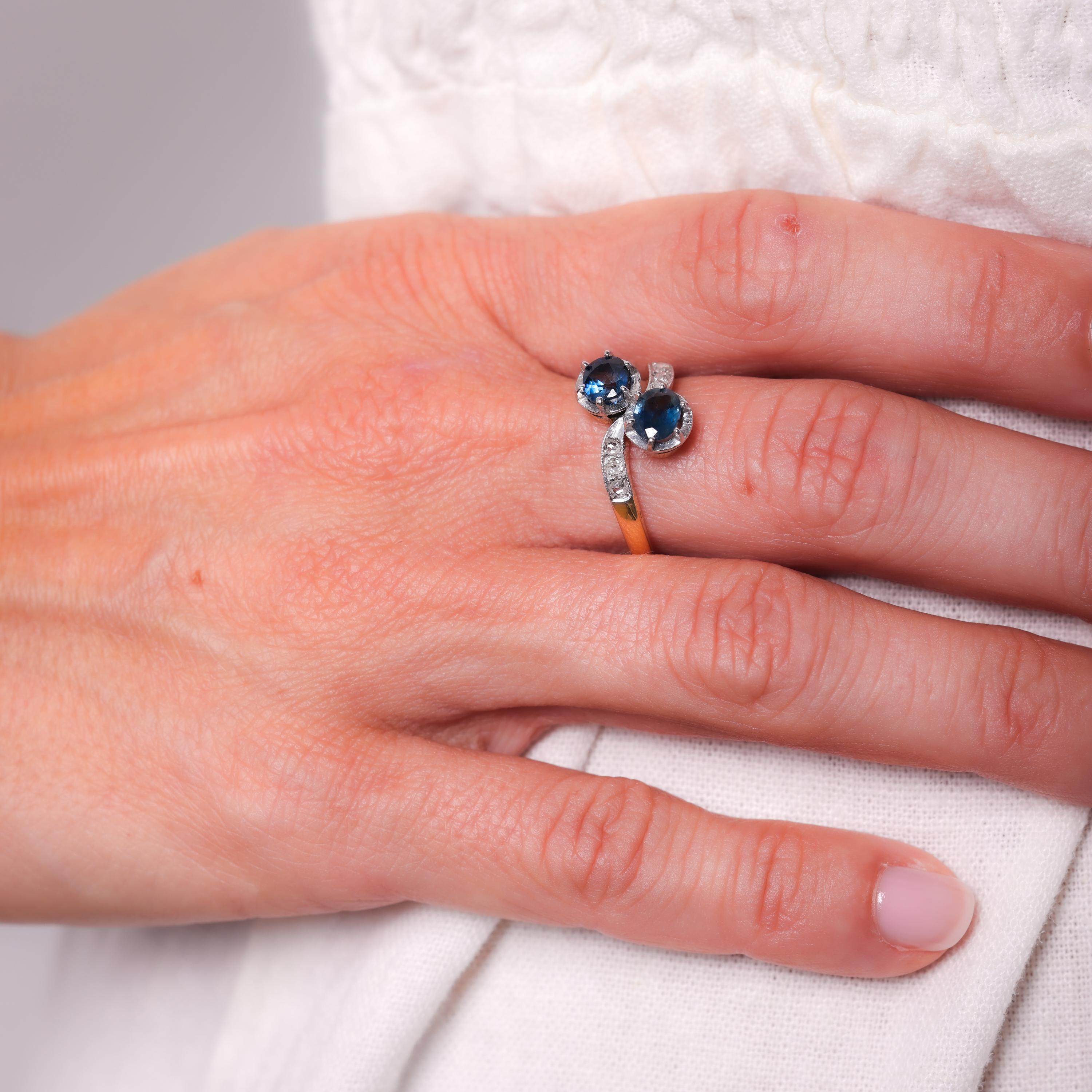 Edwardian Sapphire Diamond 18K Yellow Gold Toi Et Moi Ring In Excellent Condition In Beverly Hills, CA