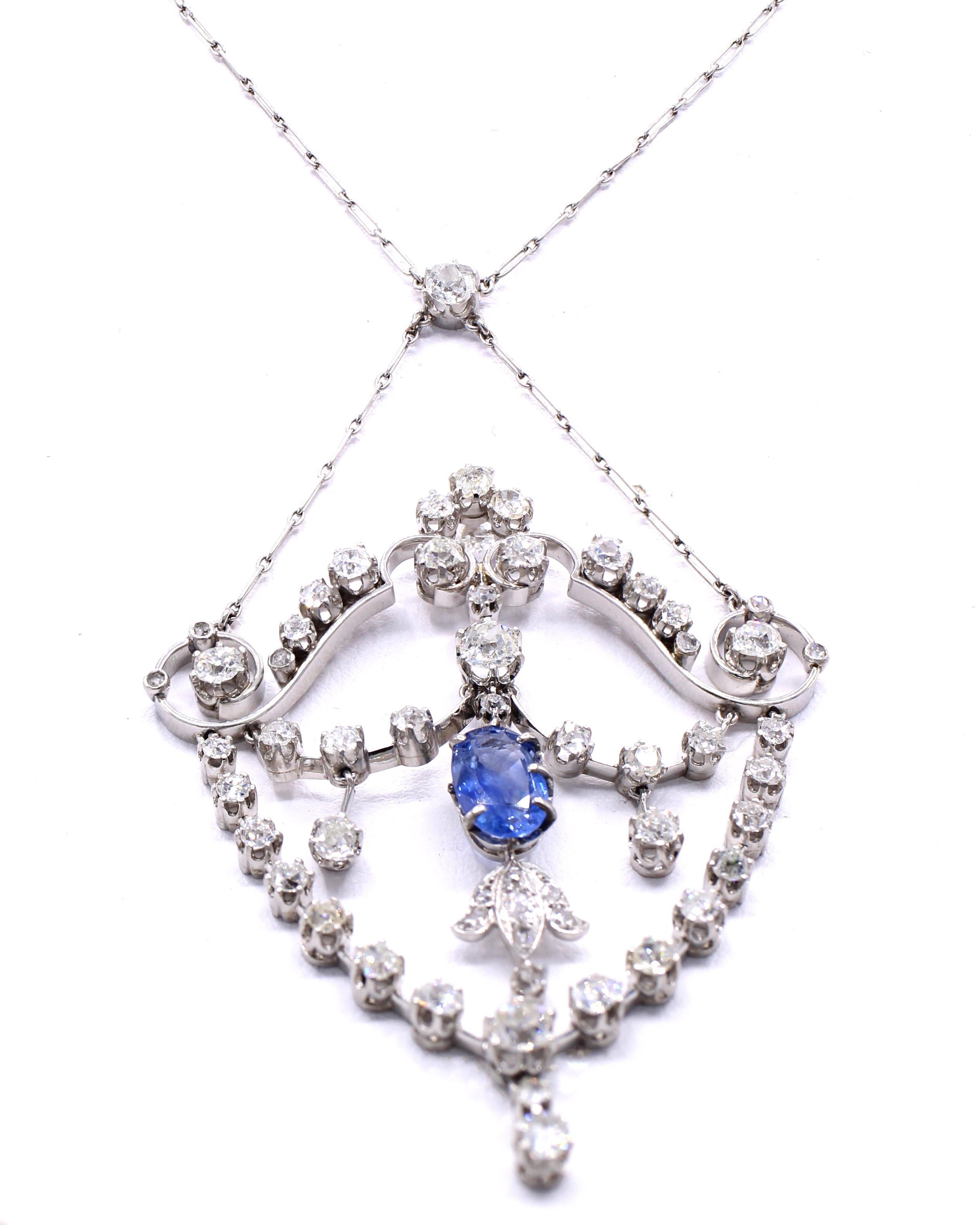 Magnifiquement conçu et réalisé à la main en platine, ce collier pendentif édouardien datant d'environ 1910 est un régal pour chaque cou. Serti de 42 diamants de taille ancienne et d'un saphir bleu de forme ovale, ce magnifique bijou d'époque