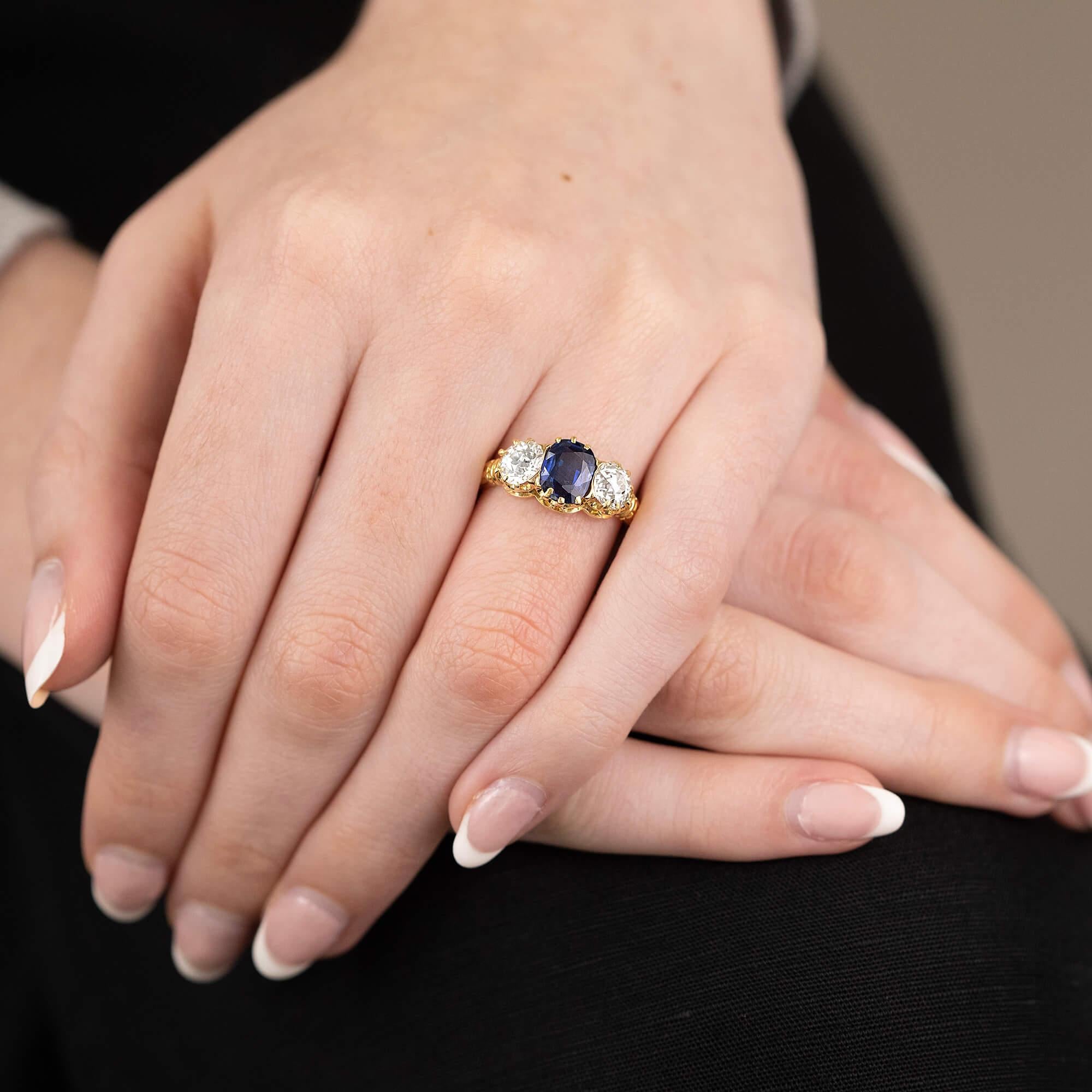 Dieser edwardianische Ring hat eine antike Coronet-Fassung mit drei Steinen, einem ovalen Saphir in der Mitte und zwei Diamanten im frühen europäischen Schliff auf beiden Seiten.

Edelstein: Ein (7,76mm x 4,47mm tief) ovaler, neu polierter feiner