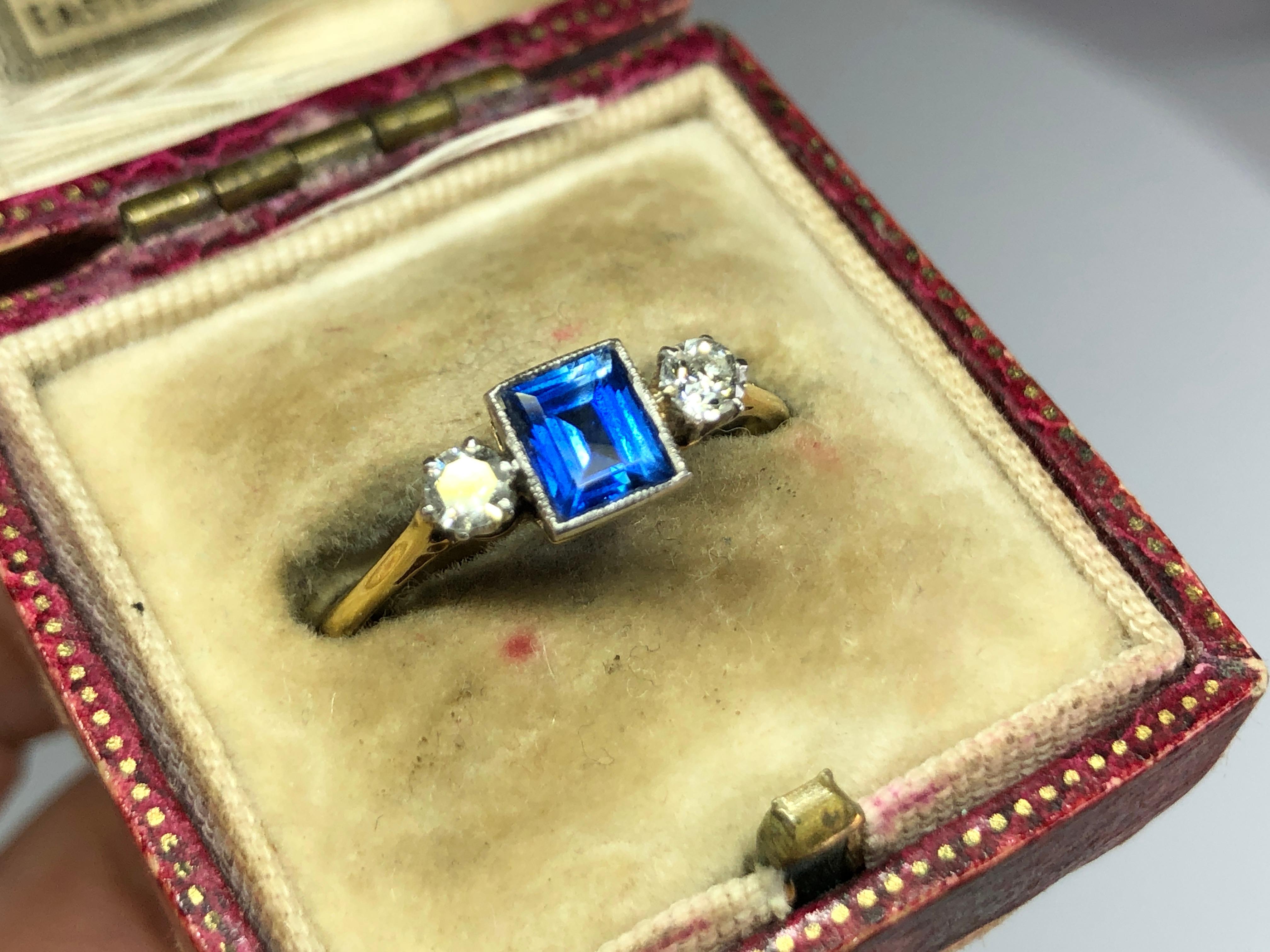 Antique Edwardian sapphire diamond three stone ring. Set in 18-carat gold and platinum. Total diamond weight approximately 0.4 carats, H/I colour, VS2 clarity. The central sapphire of this lovely antique ring is approximately 0.65 carats which has