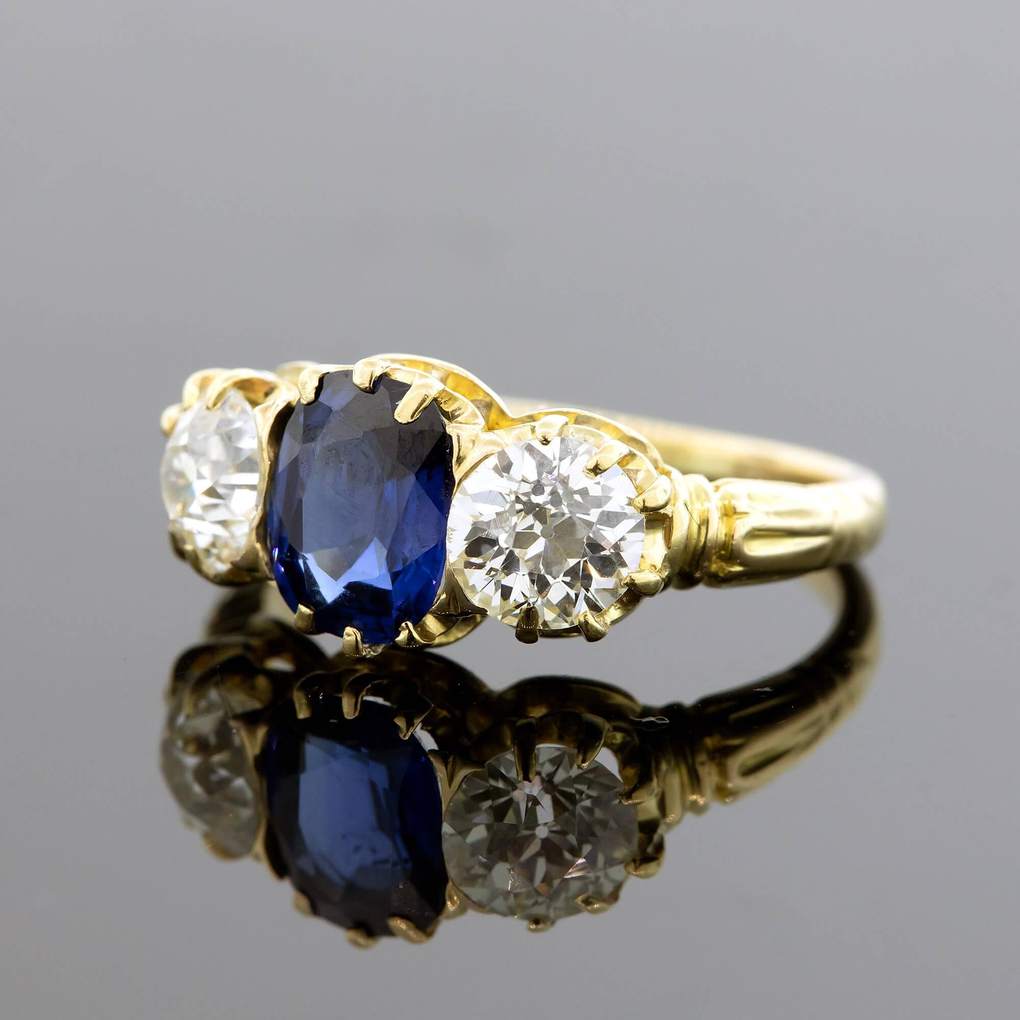 Edwardianischer Saphir & Diamant Drei Stein Ring (Alteuropäischer Schliff) im Angebot