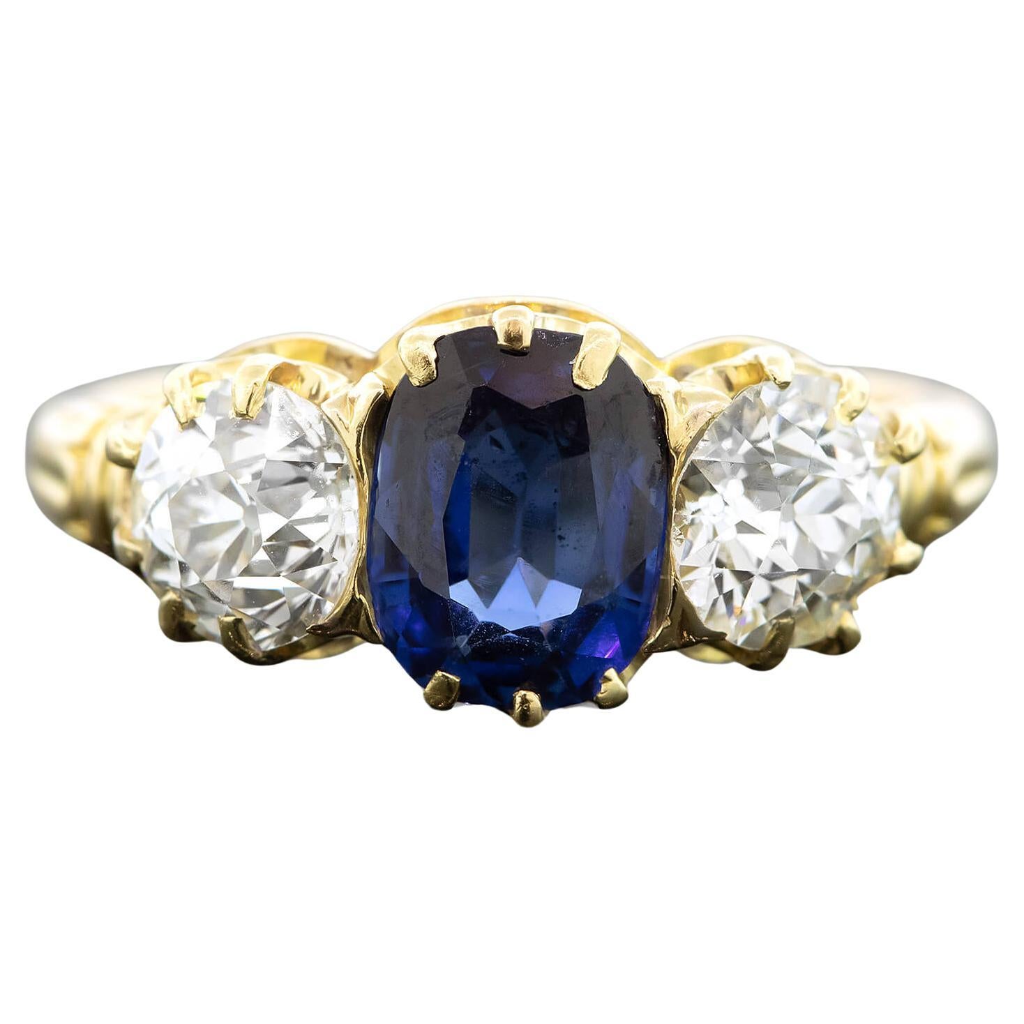 Edwardianischer Saphir & Diamant Drei Stein Ring im Angebot