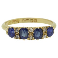 Edwardianischer Saphir-Vier-Stein-Ring mit Diamant