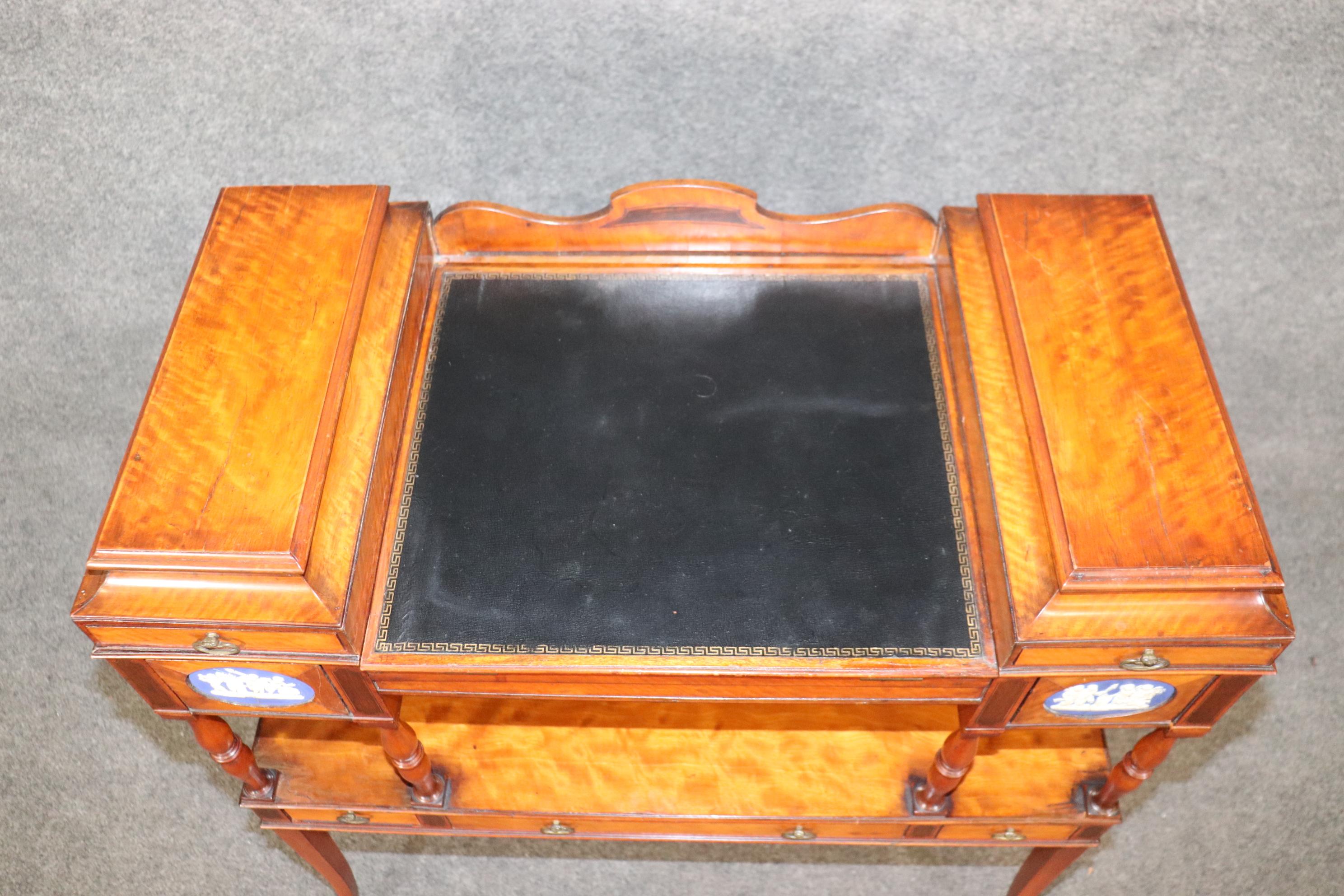 Bureau de dame réglable en bois de satin de l'époque édouardienne avec chérubins en plaque de bois de Wedgewood en vente 3
