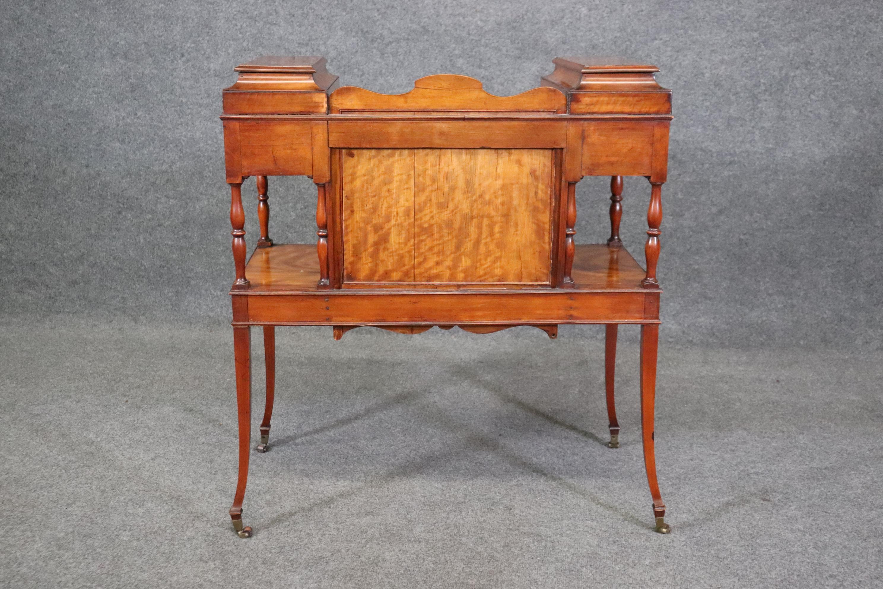 Bureau de dame réglable en bois de satin de l'époque édouardienne avec chérubins en plaque de bois de Wedgewood en vente 1